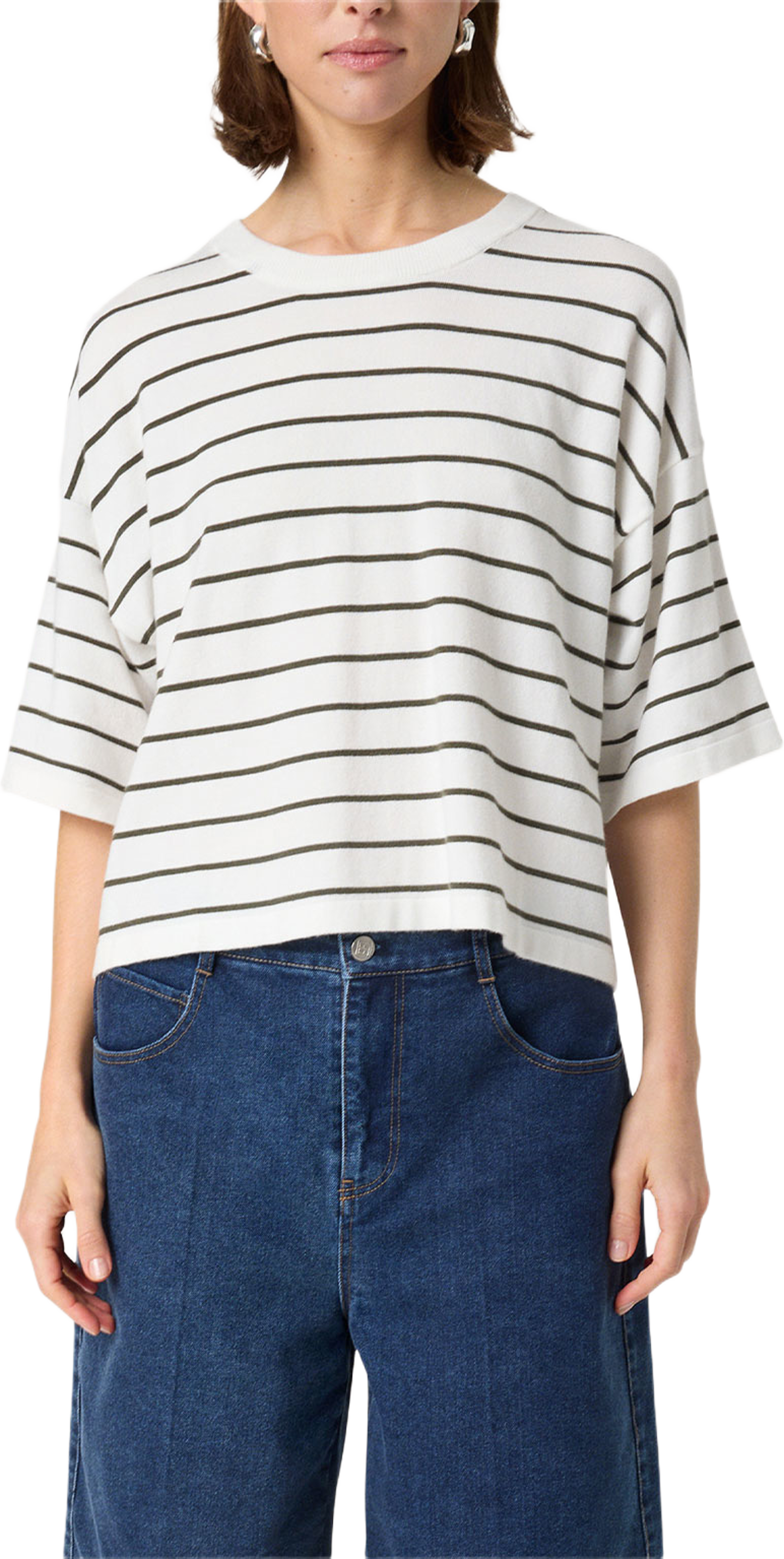 Spina Boxy Pullover SS Sweater, från Soaked In Luxury, i färgen White W Grape Leaf Stripe. Klicka för att öppna bilden i stort format