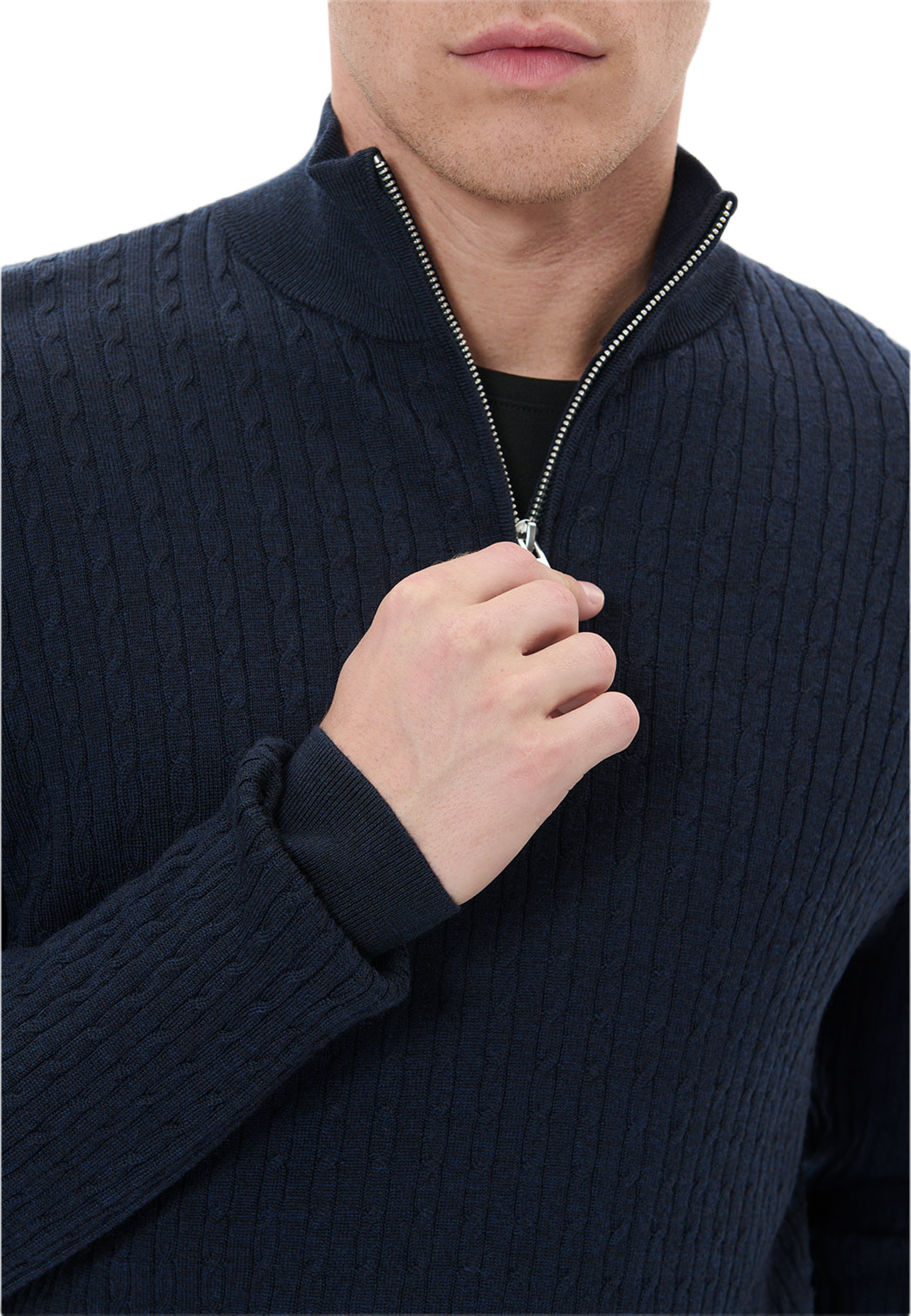 MAmason SZ cabel Pullover, från Matinique, i färgen Dark Navy Melange.