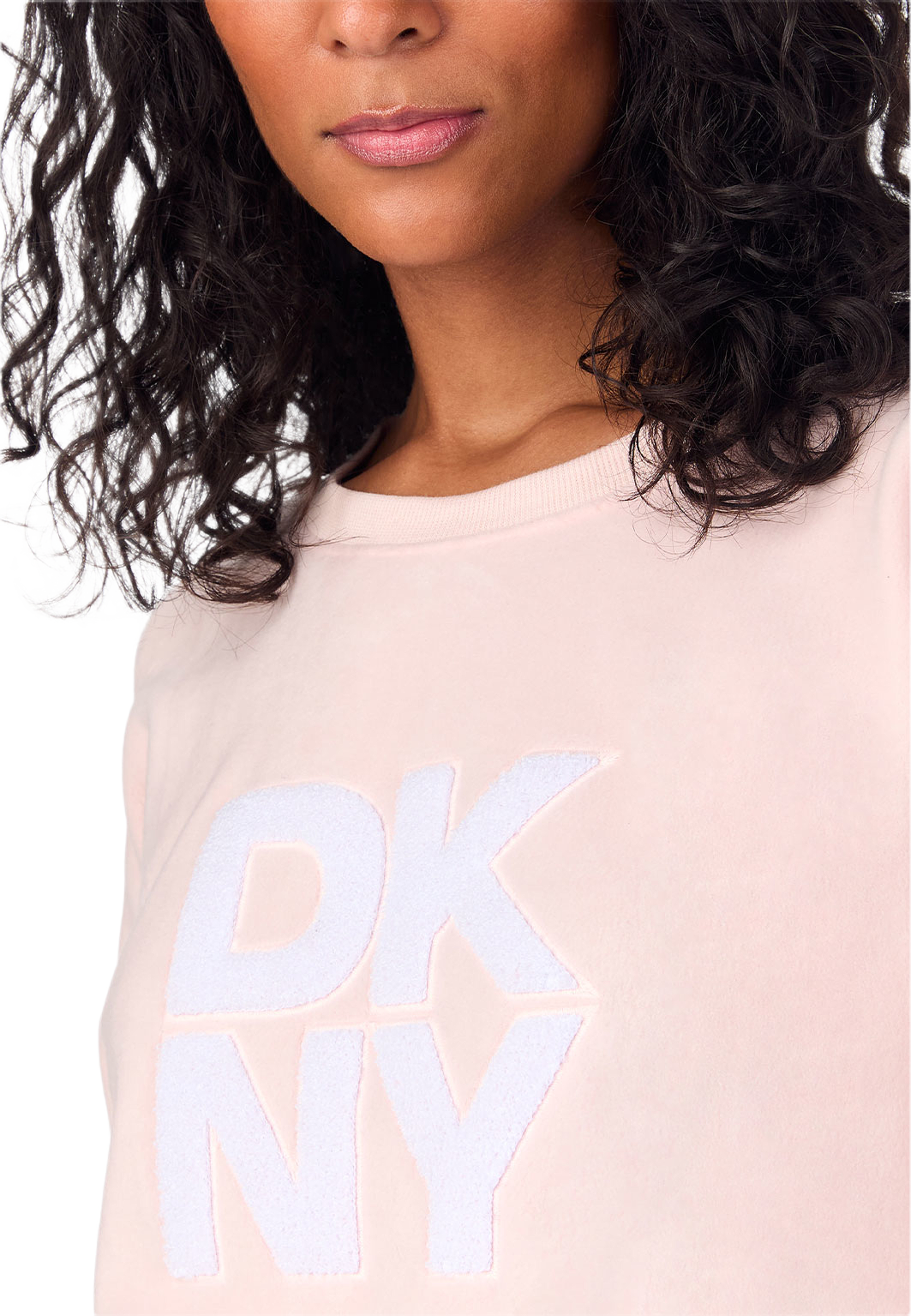 Tis the season Long sleeve Pajama set, från DKNY, i färgen Lotus Letter Logo. Klicka för att öppna bilden i stort format