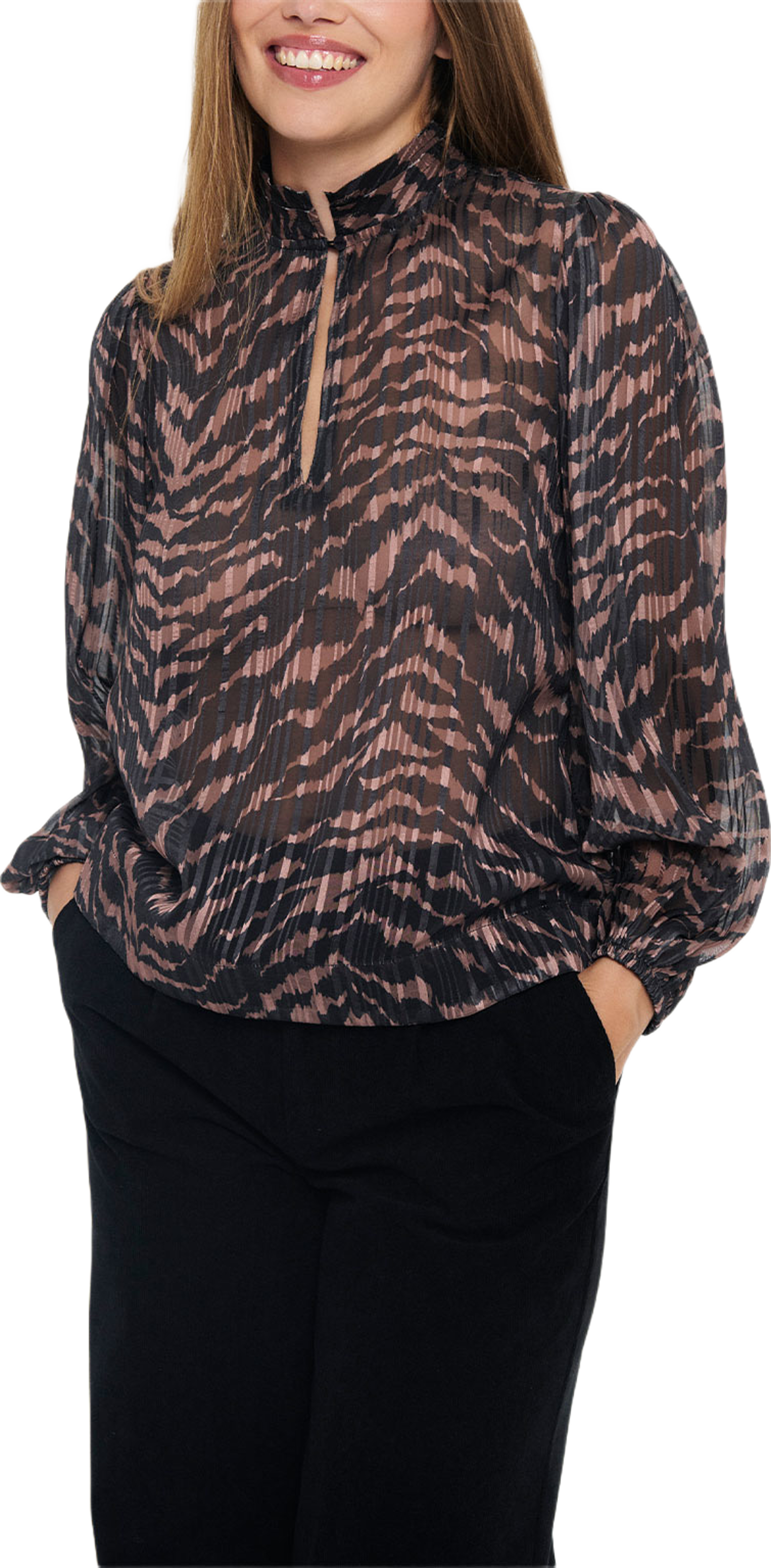 Nesta SZ Blouse, från Saint Tropez, i färgen Black Shifted Strokes. Klicka för att öppna bilden i stort format