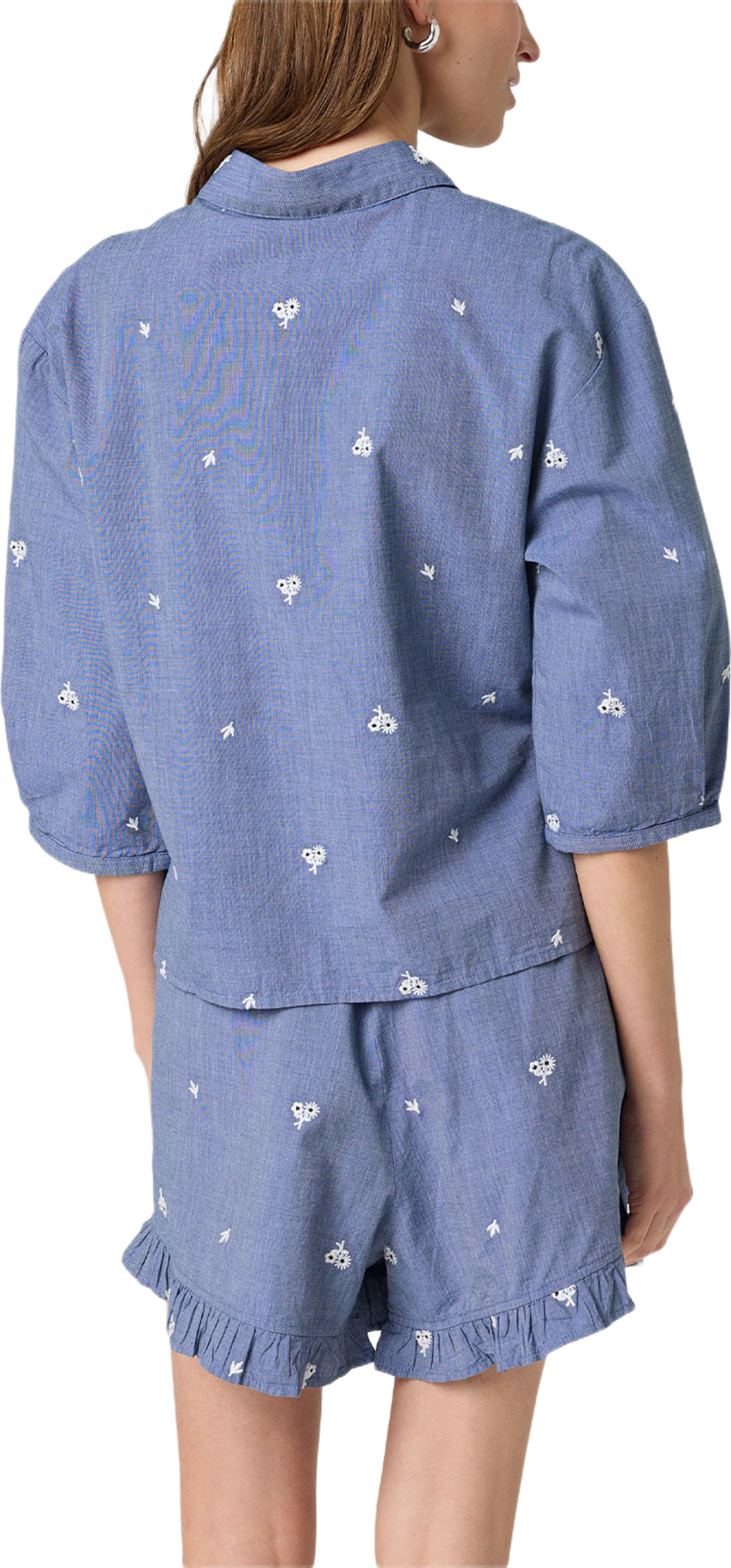 Elly Shirt, från Soaked In Luxury, i färgen Medium Blue Denim. Klicka för att öppna bilden i stort format