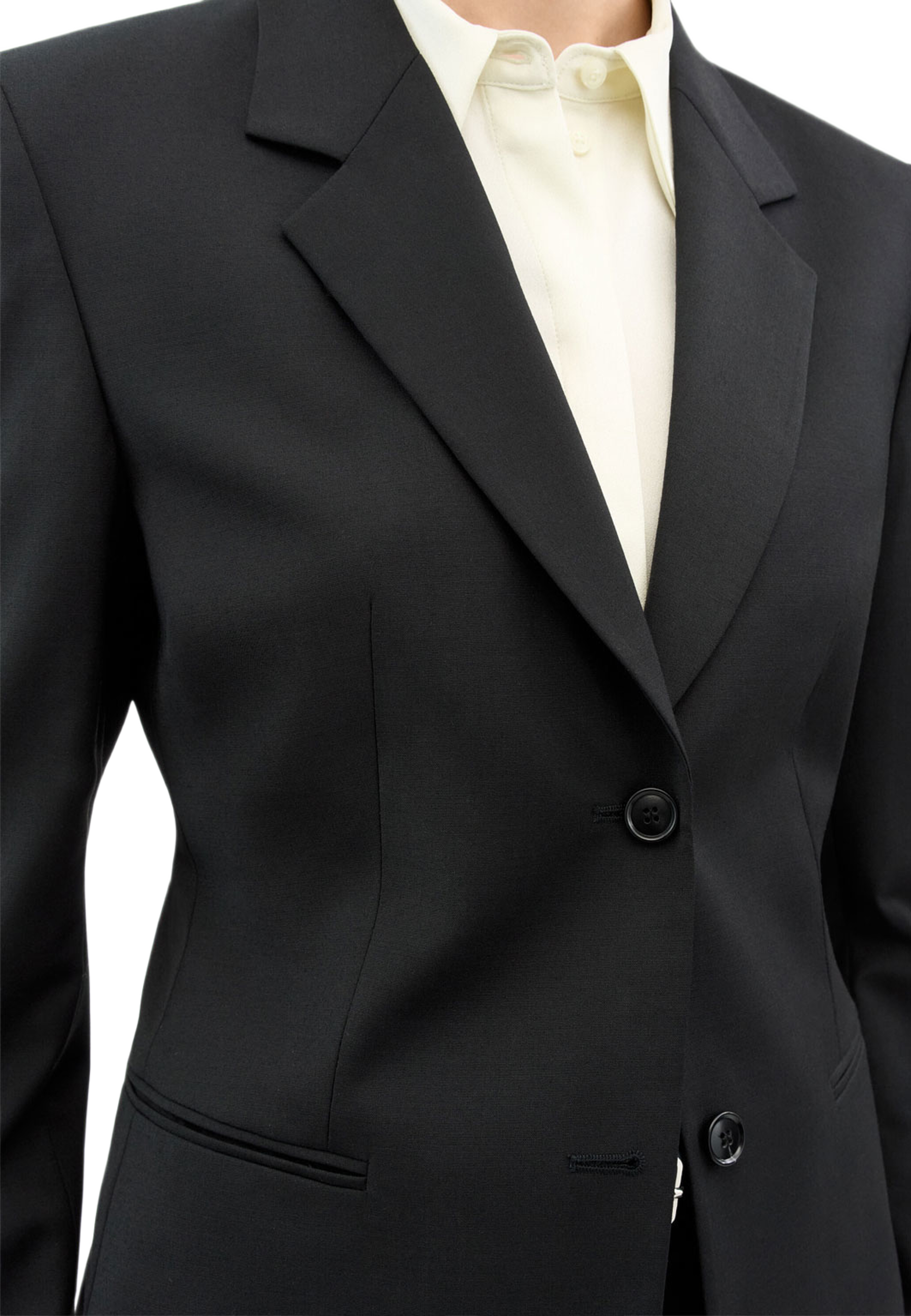 Ylja Blazer, från Tiger of Sweden, i färgen Black. Klicka för att öppna bilden i stort format