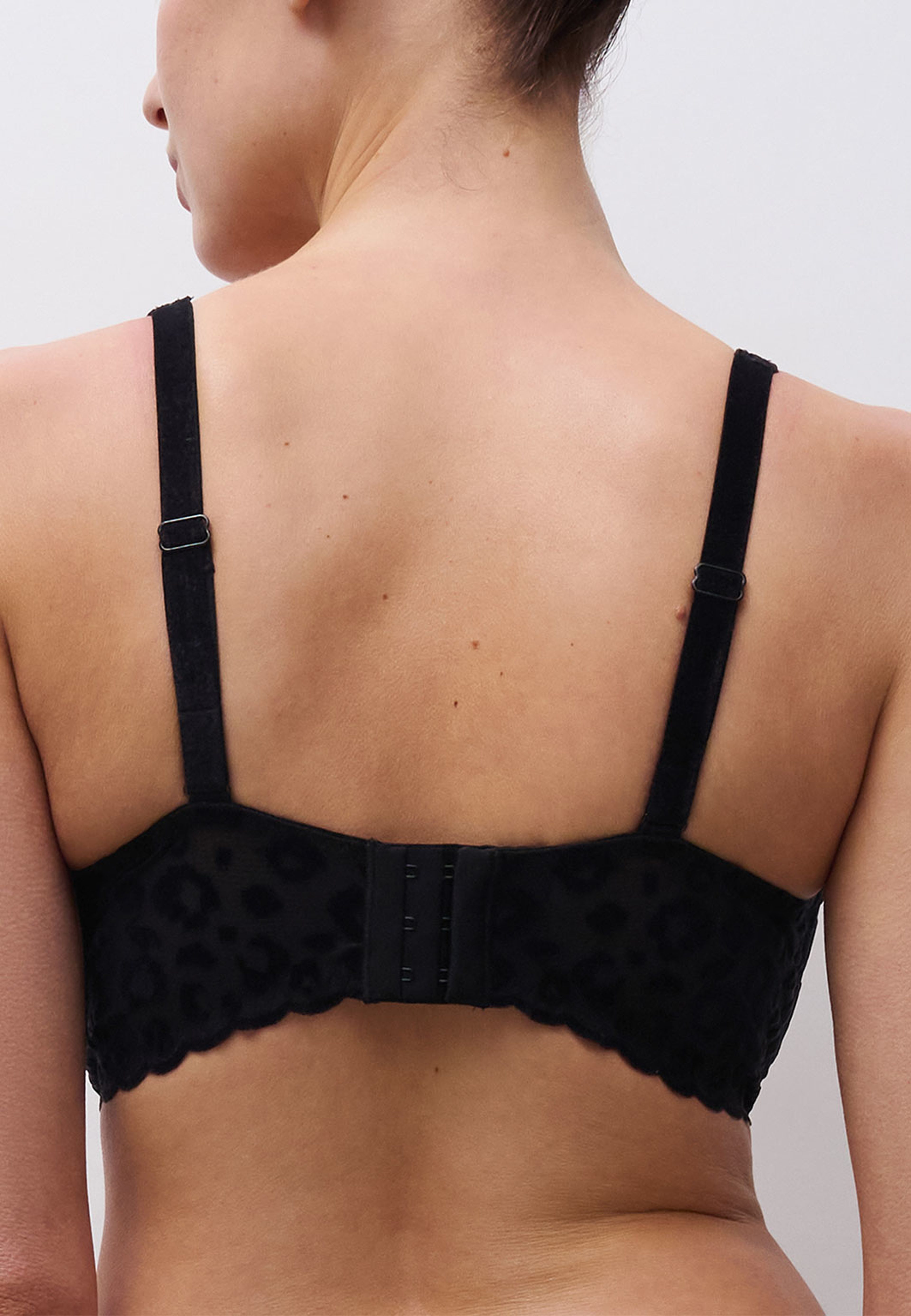 Girls T-Shirt Bra, från Chantelle, i färgen Black. Klicka för att öppna bilden i stort format