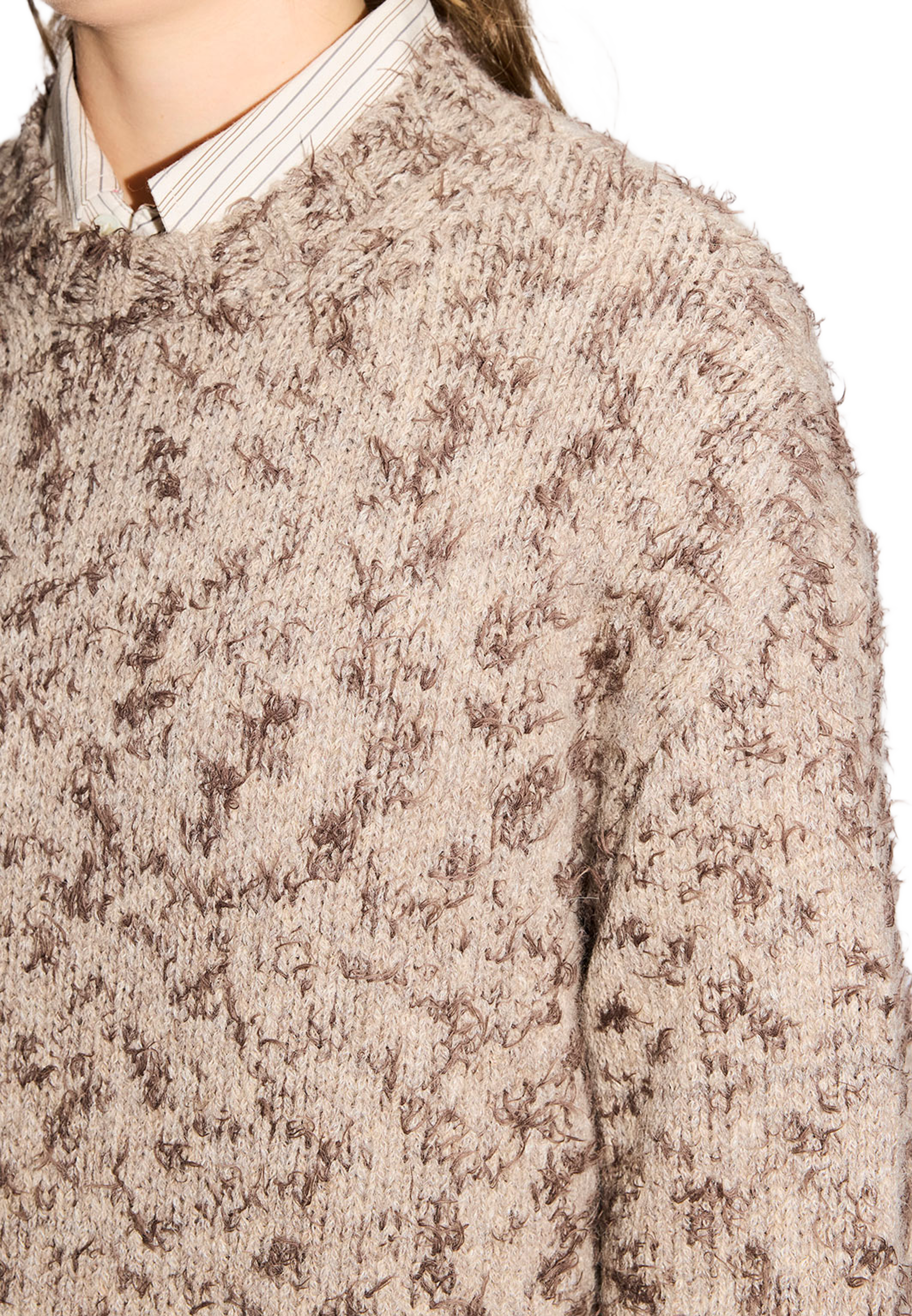 Leo sweater Spotted Beige Fuzz, från Hope, i färgen Spotted Beige Fuzz. Klicka för att öppna bilden i stort format