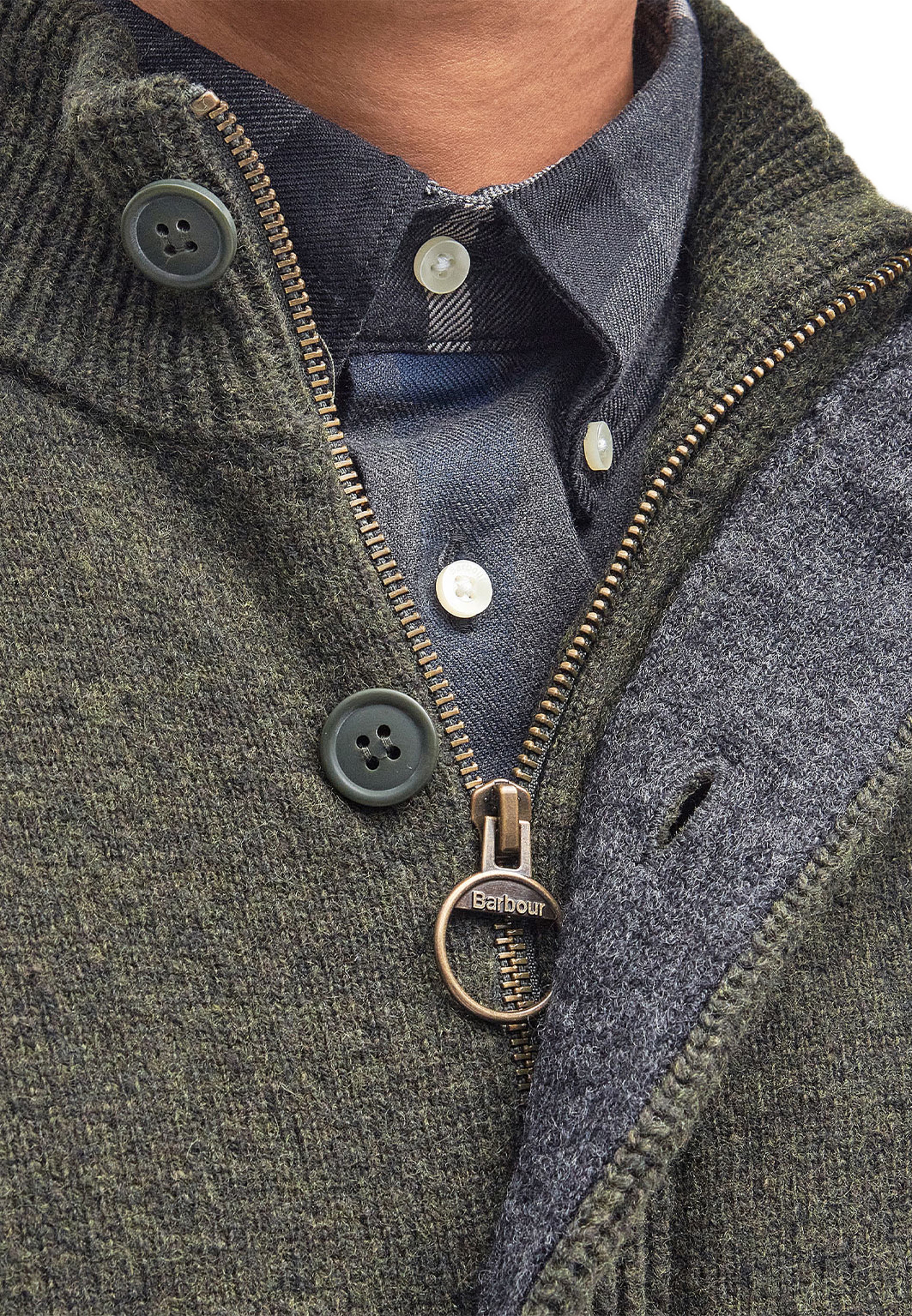Barbour Essential Patch Zip Through Knitted Jumper, från Barbour, i färgen Seaweed. Klicka för att öppna bilden i stort format