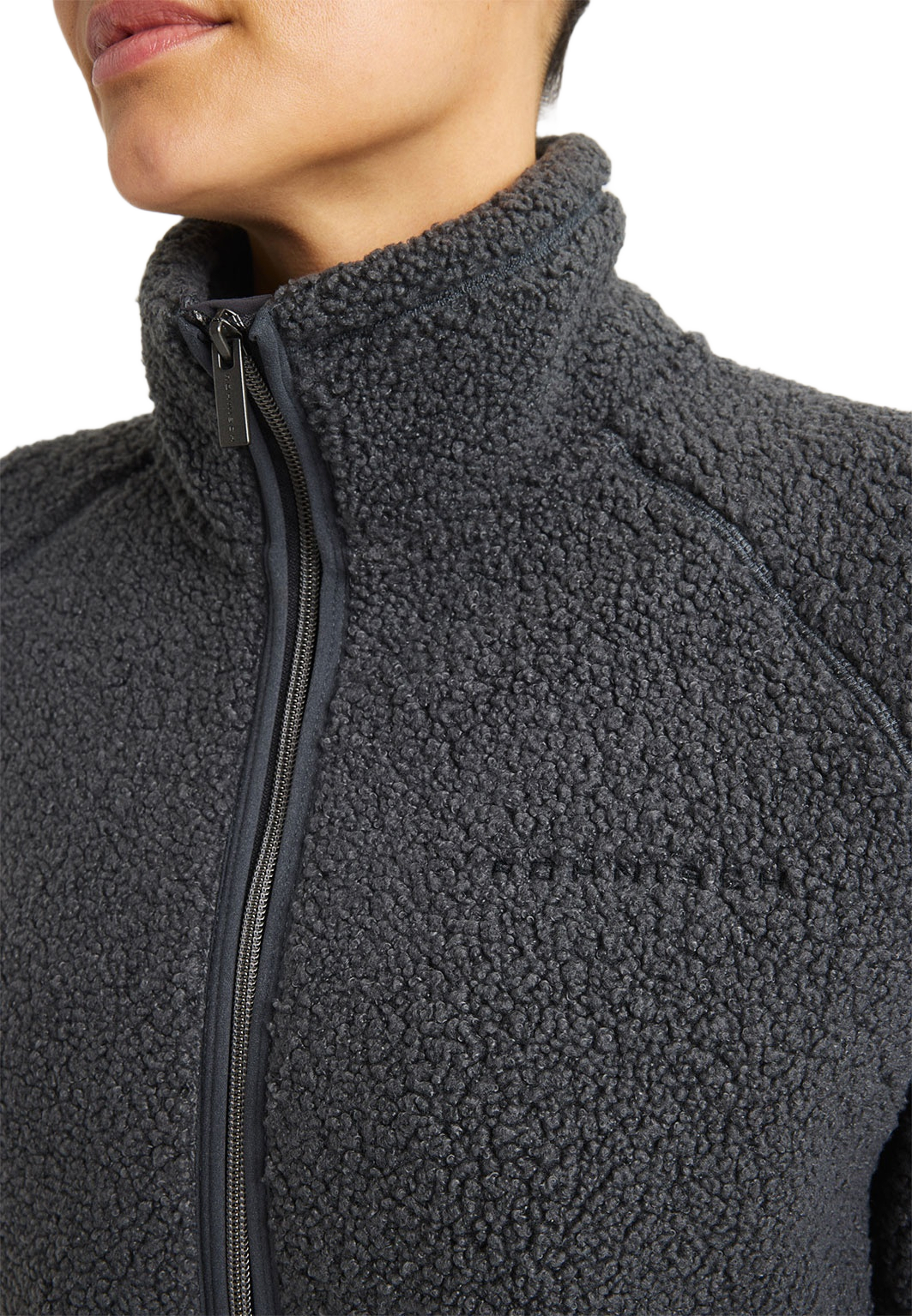 Cloud Pile Jacket, från Röhnisch, i färgen Phantom.