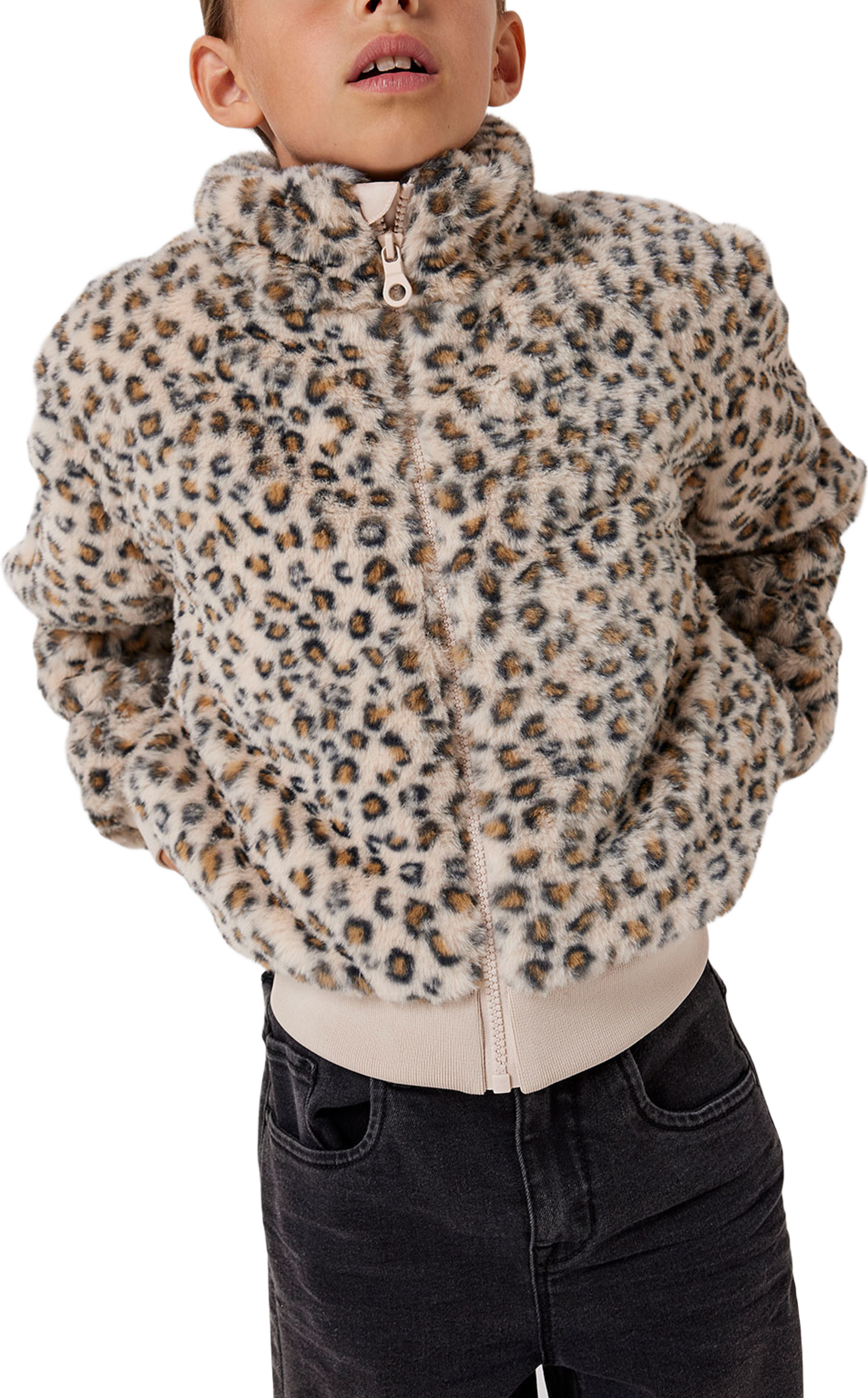 Nkfmila Jacka i fuskpäls, från Name It, i färgen Oxford Tan Leo. Klicka för att öppna bilden i stort format