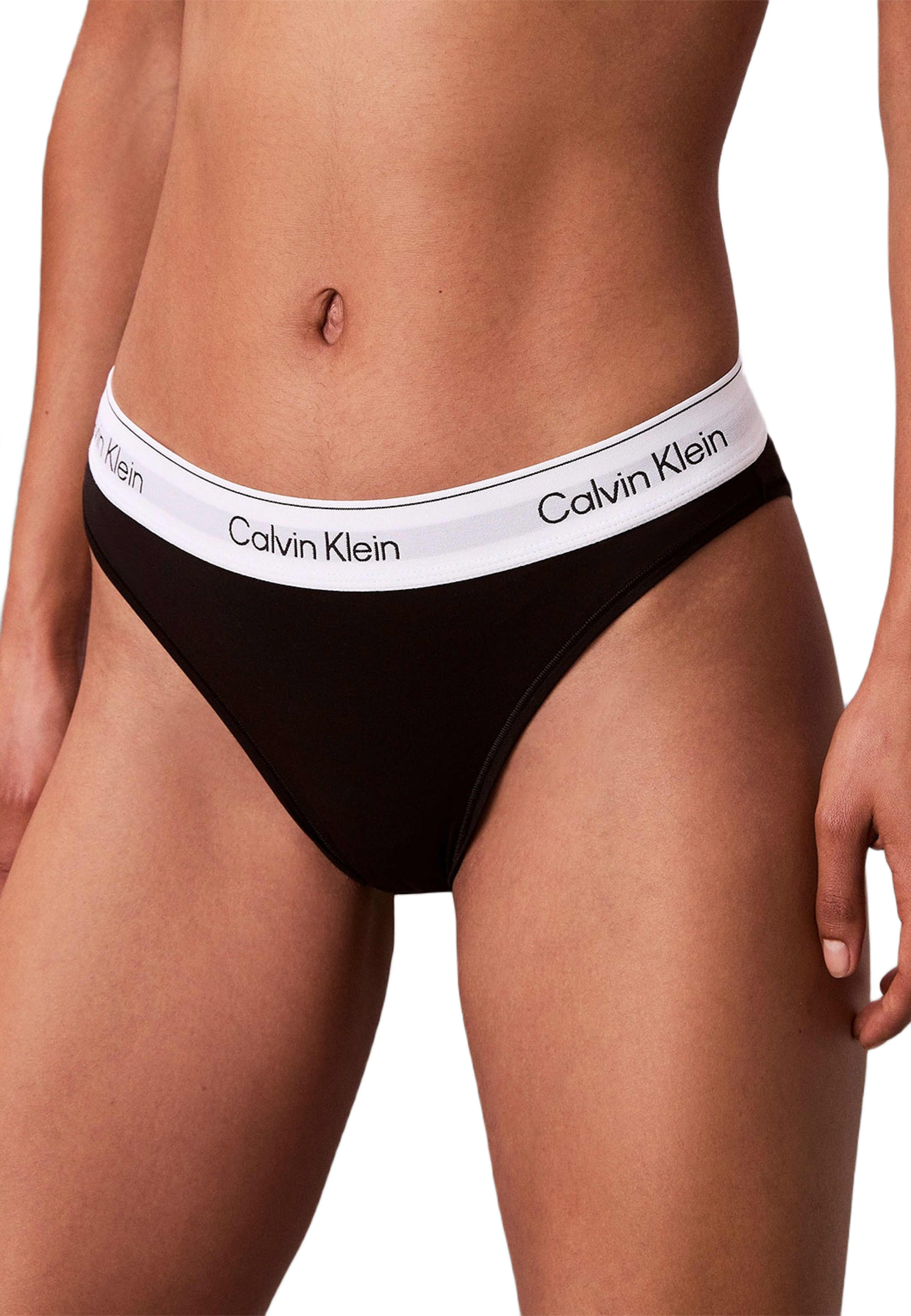 Trosa i High Leg Tanga modell i skön Bomull & modal blandning, från Calvin Klein, i färgen Black.