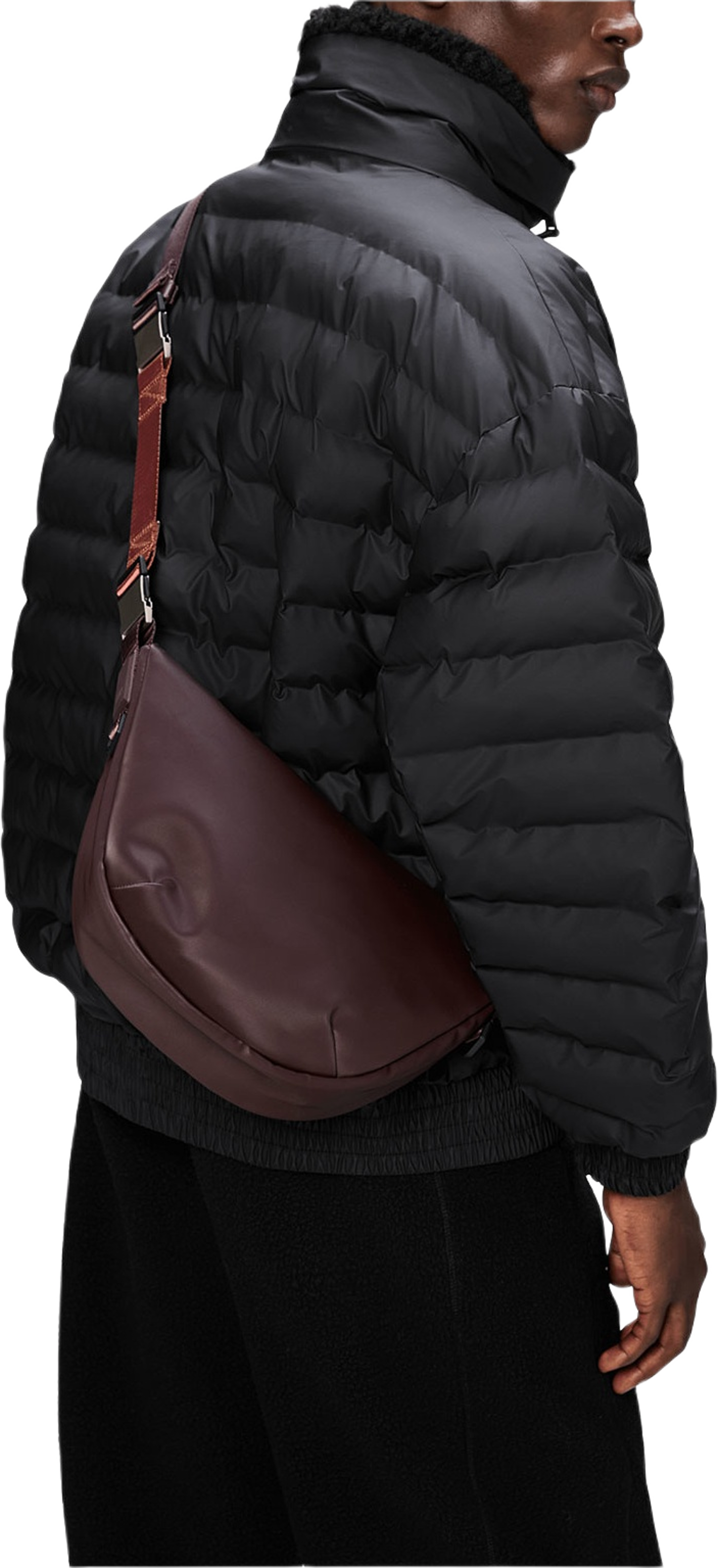 Valera Shoulder Bag W3, från Rains, i färgen Depth. Klicka för att öppna bilden i stort format
