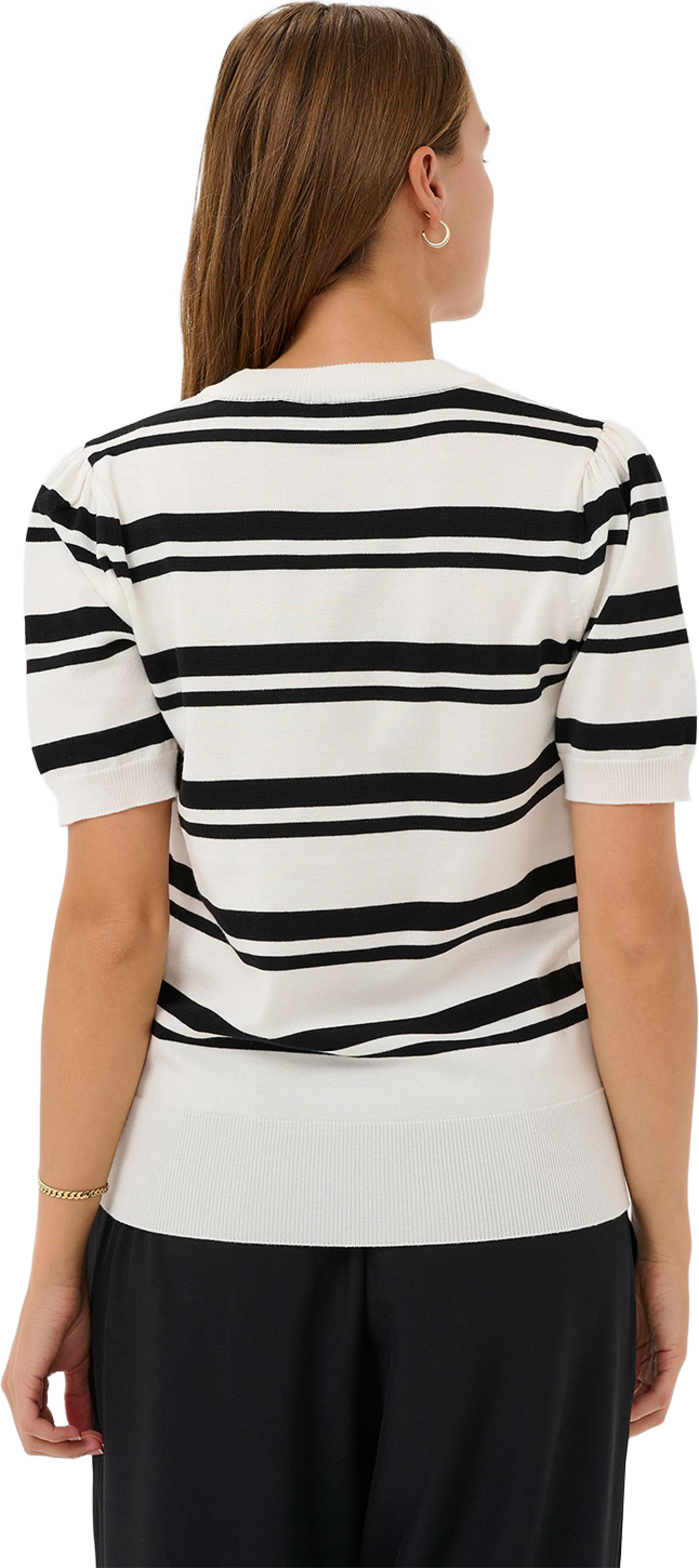 Nilana SS Pullover, från Saint Tropez, i färgen Ice Black. Klicka för att öppna bilden i stort format