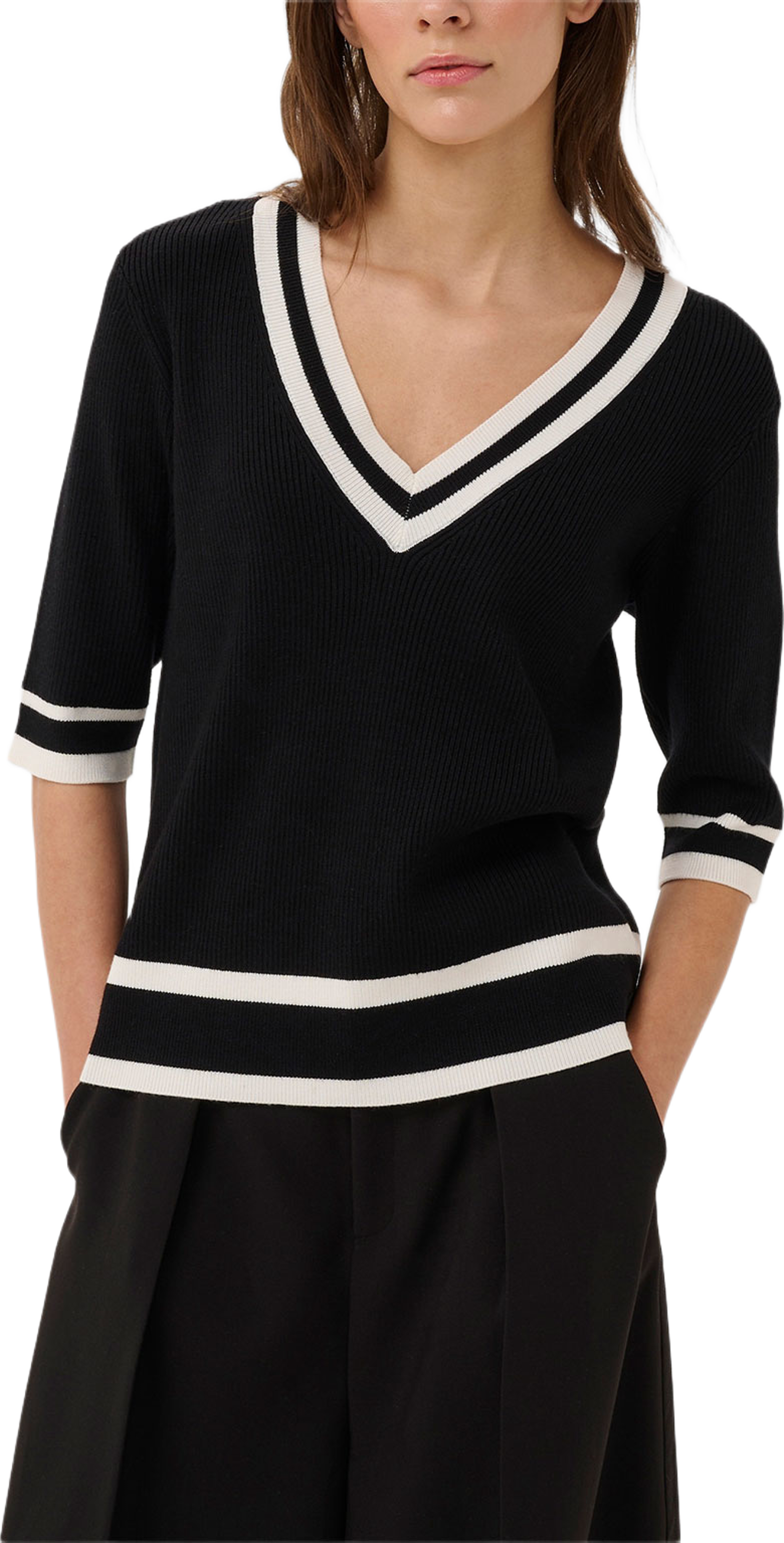 LeenahIW V-Neck Blouse; InWear Pullover, från Inwear, i färgen Black/Vanilla. Klicka för att öppna bilden i stort format