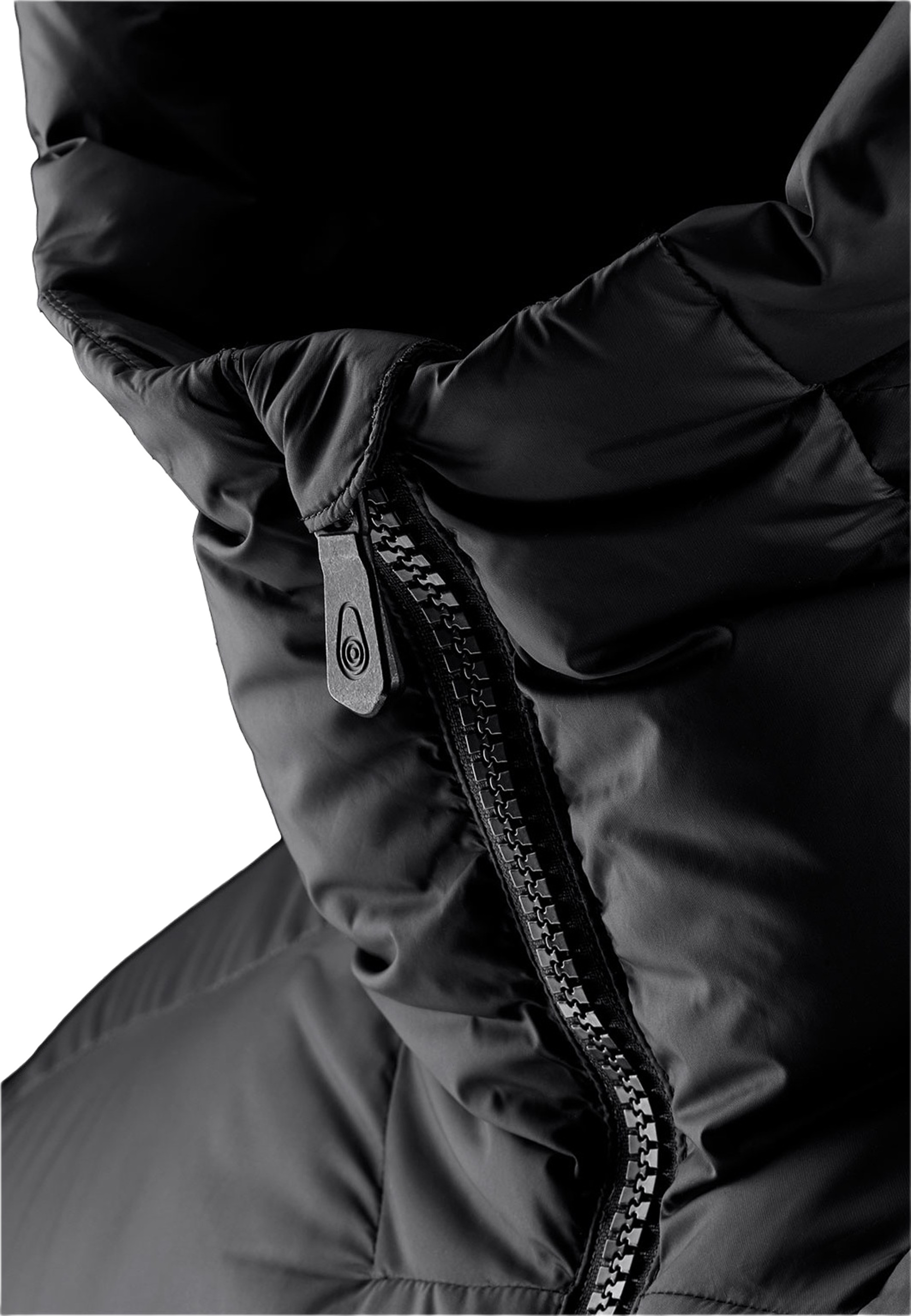 Cloud Down Parka, från Sail Racing, i färgen Carbon.