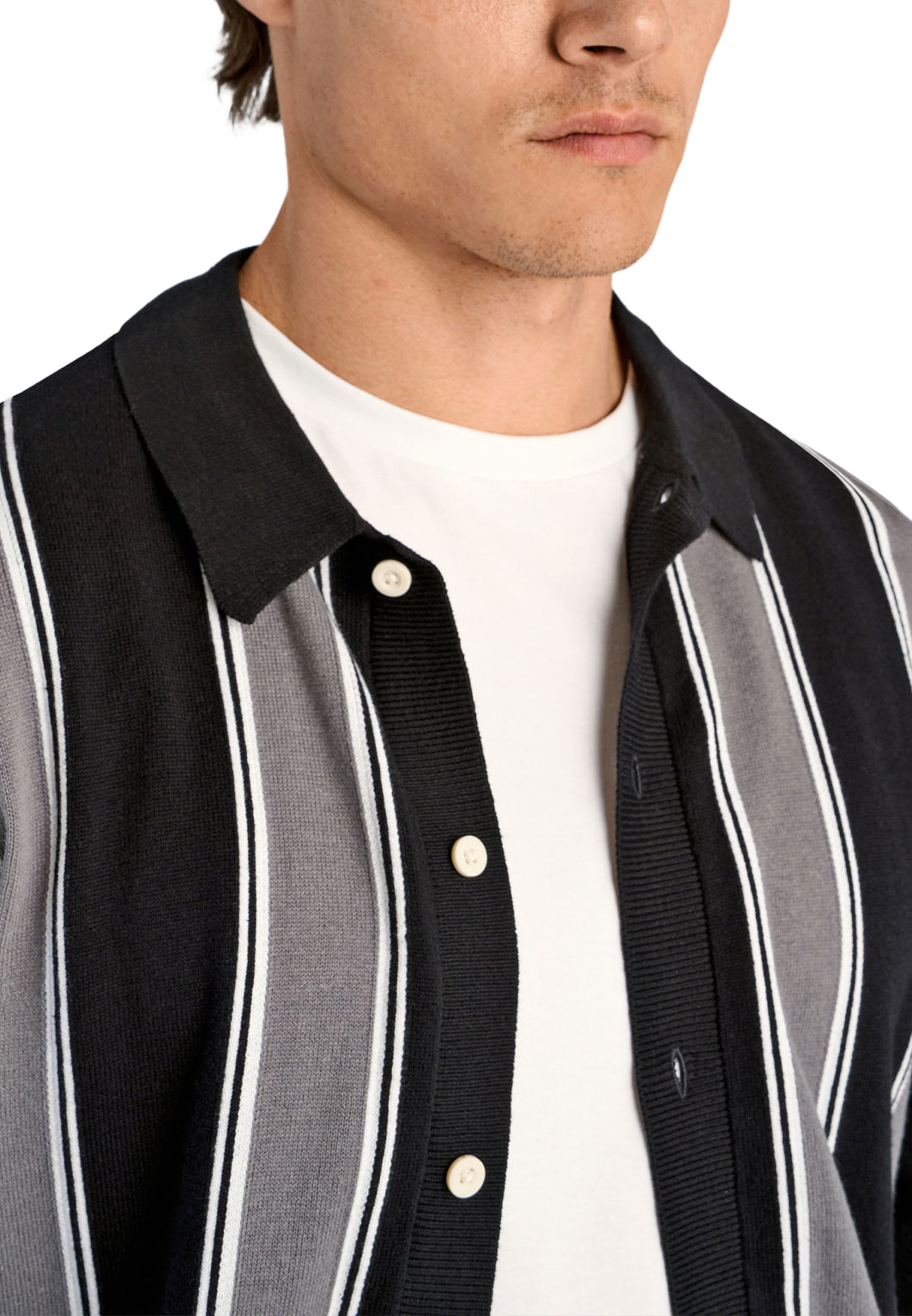 Lindbergh Knitted polo cardigan L/S Knit, från Lindbergh, i färgen Black. Klicka för att öppna bilden i stort format