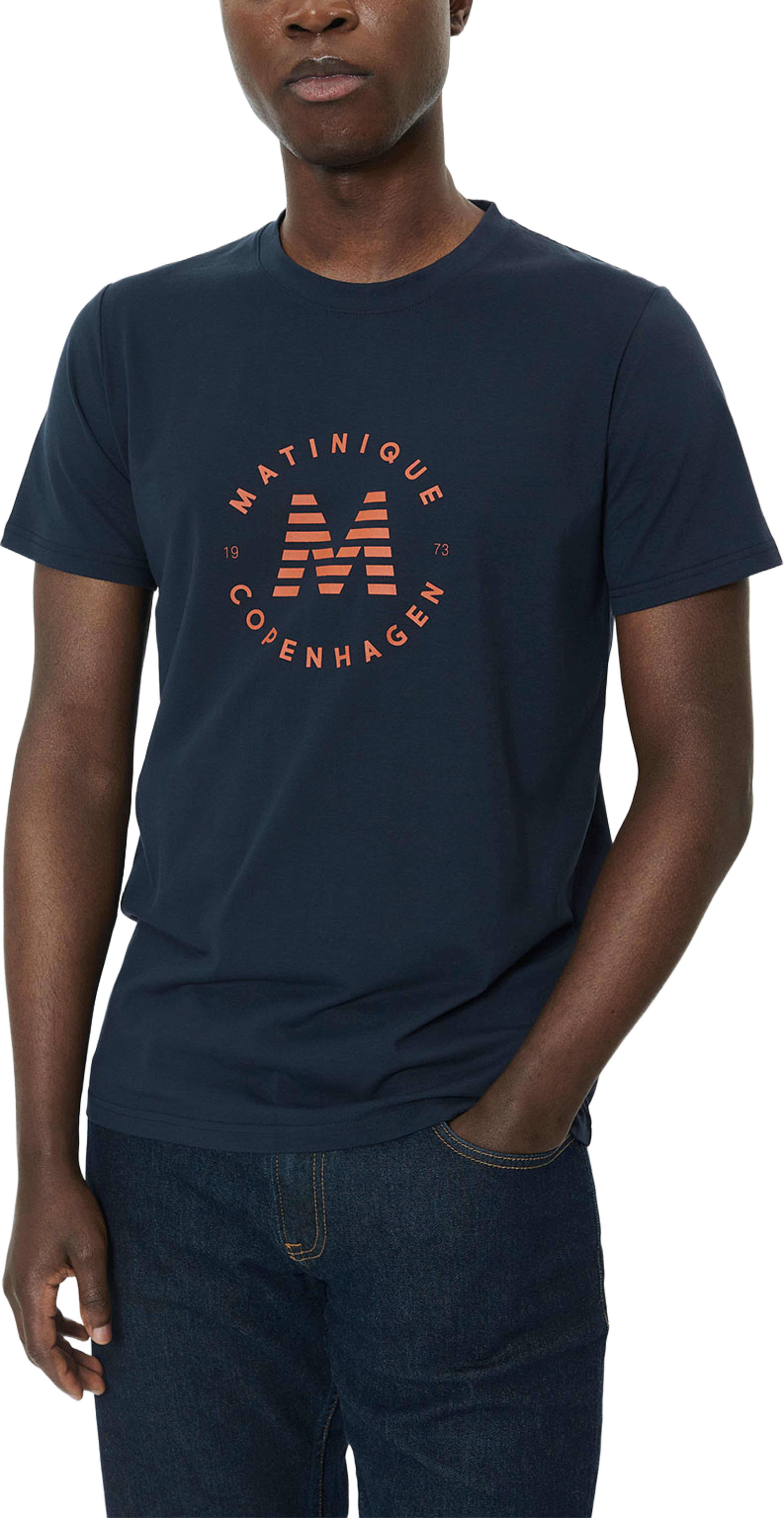 MAjeramy Logo T-shirt, från Matinique, i färgen Gold Flame. Klicka för att öppna bilden i stort format