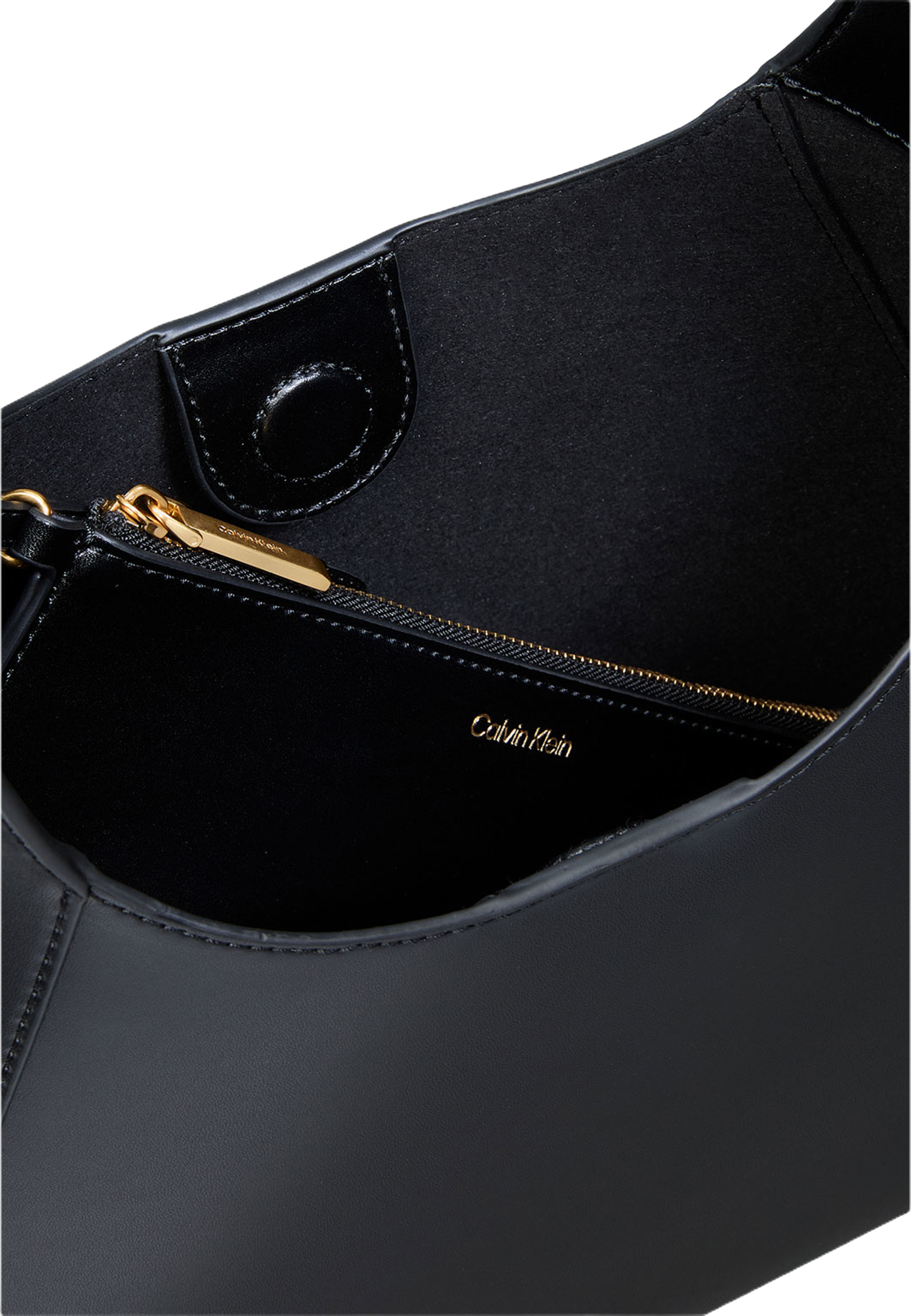 Engraved Medium Shoulder Bag, från Calvin Klein, i färgen Black/ Tumbled Deep Gold. Klicka för att öppna bilden i stort format