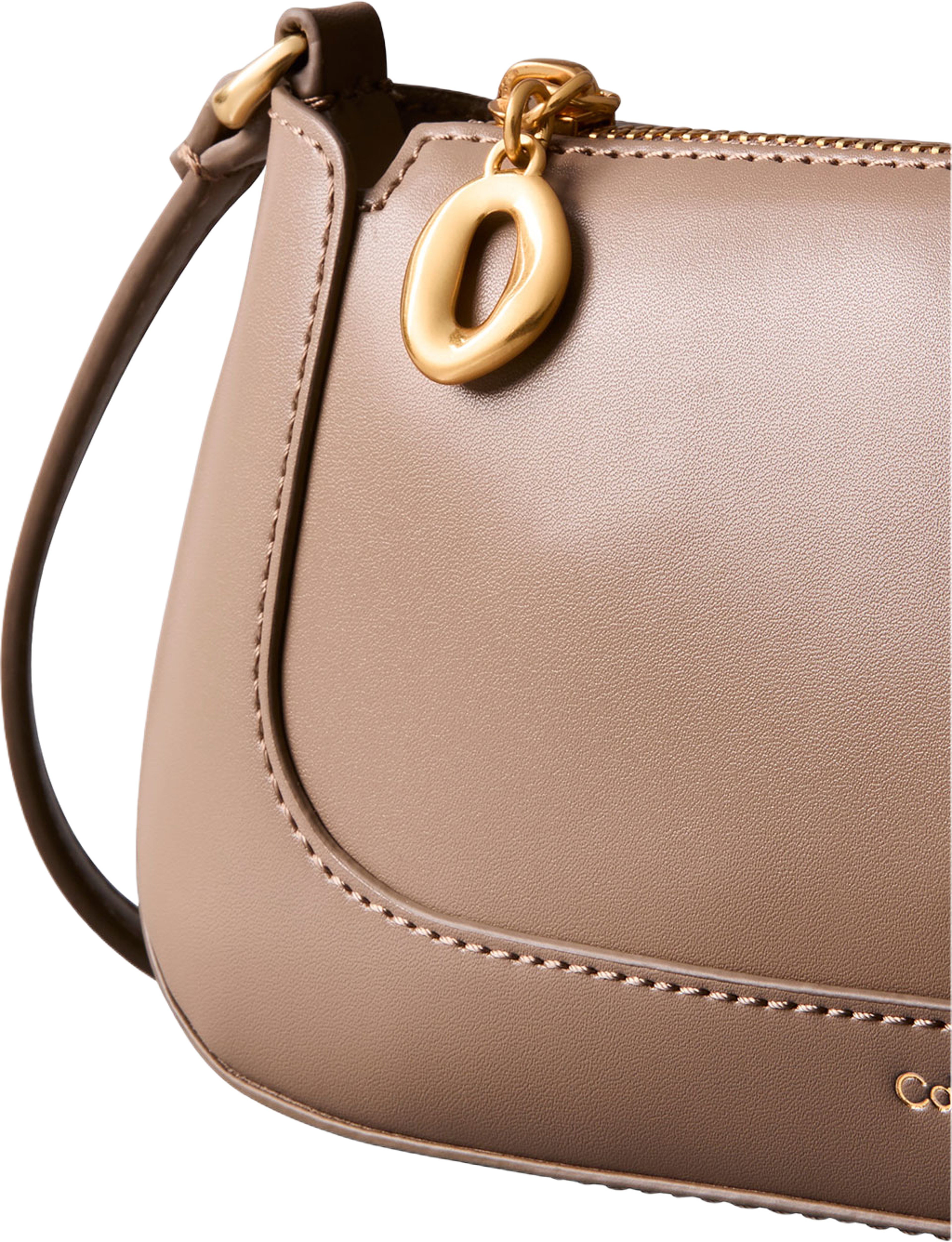 Long Zip Crossbody Bag, från Calvin Klein, i färgen Desert Taupe. Klicka för att öppna bilden i stort format