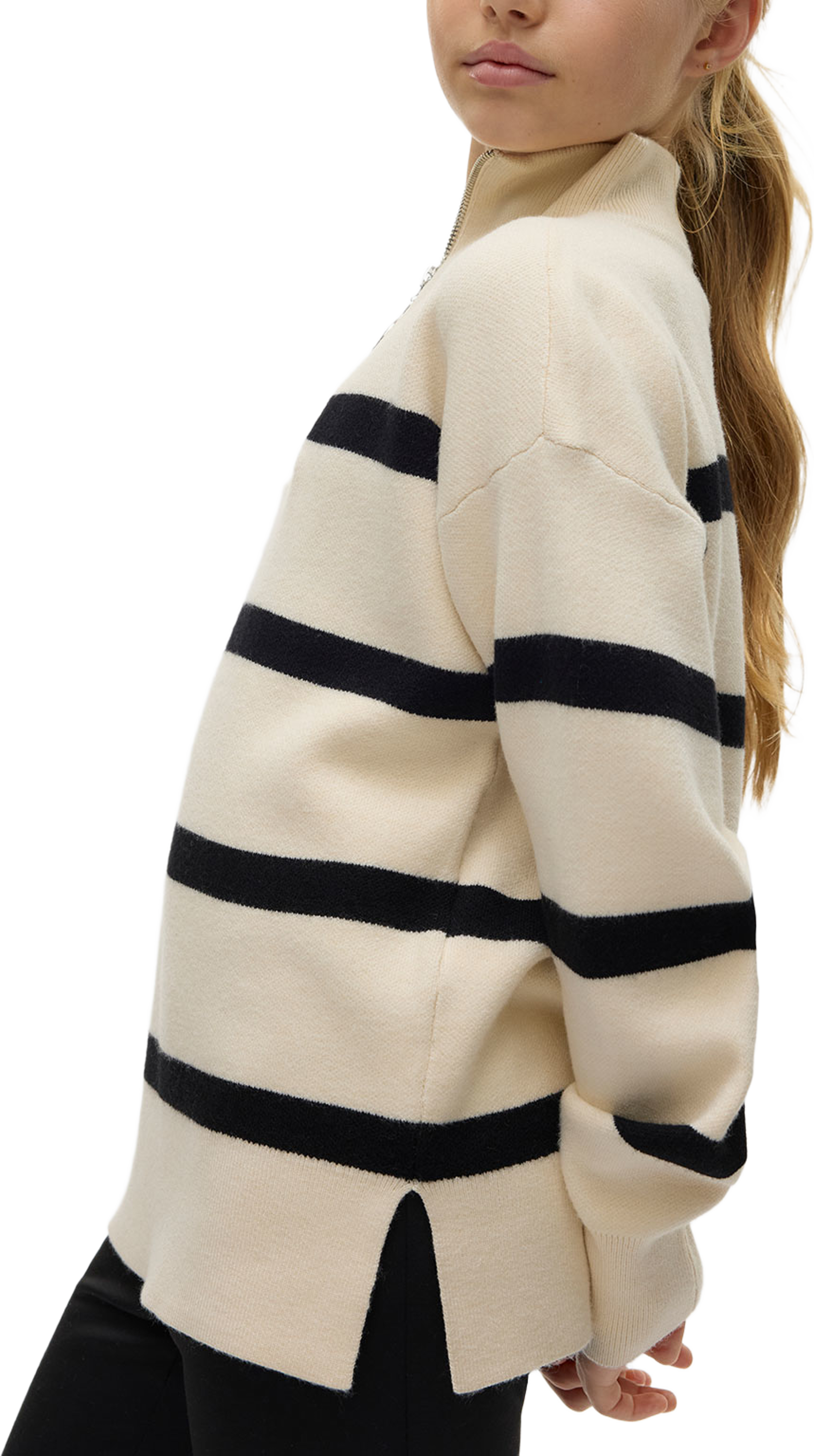 Tröja VMSABA, från Vero Moda Girls, i färgen Birch Black. Klicka för att öppna bilden i stort format