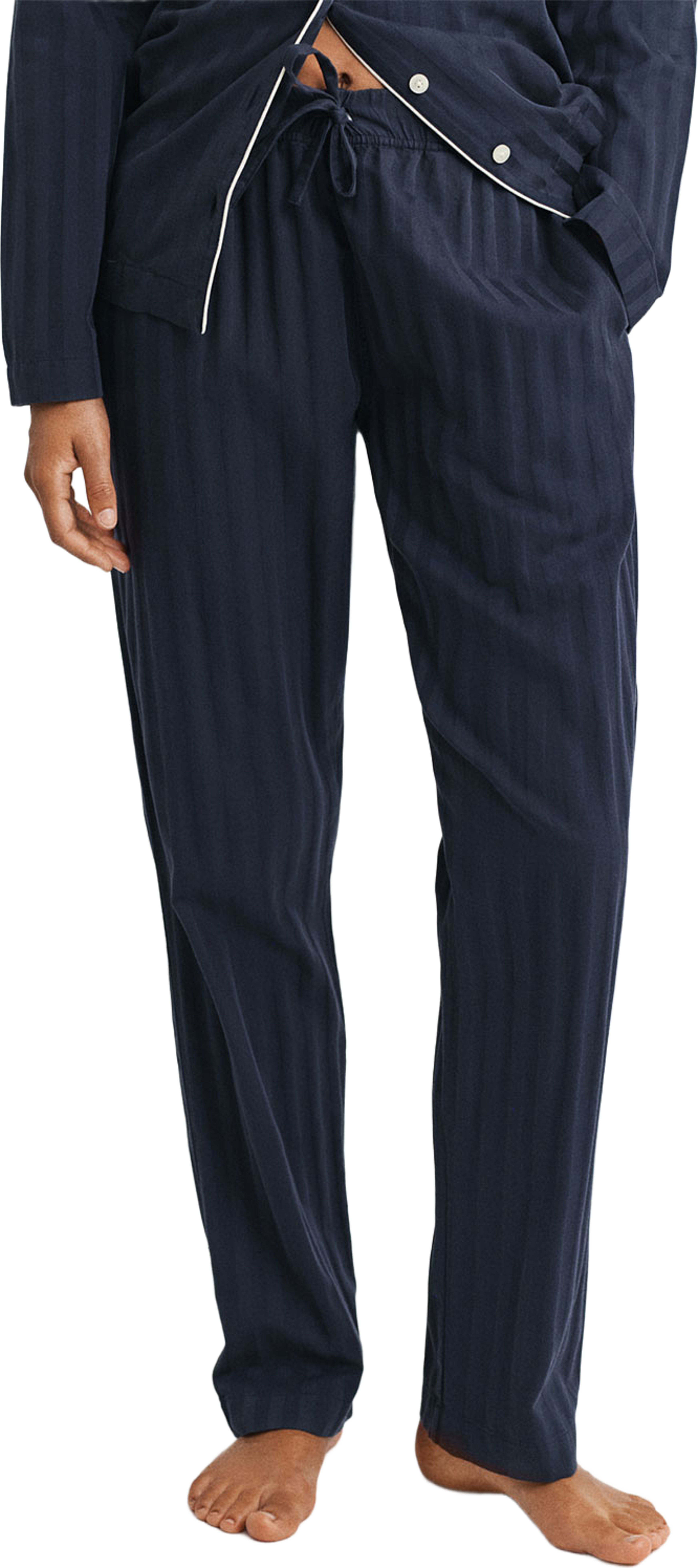 Randig satinpyjamas i presentförpackning, från GANT, i färgen Evening Blue. Klicka för att öppna bilden i stort format