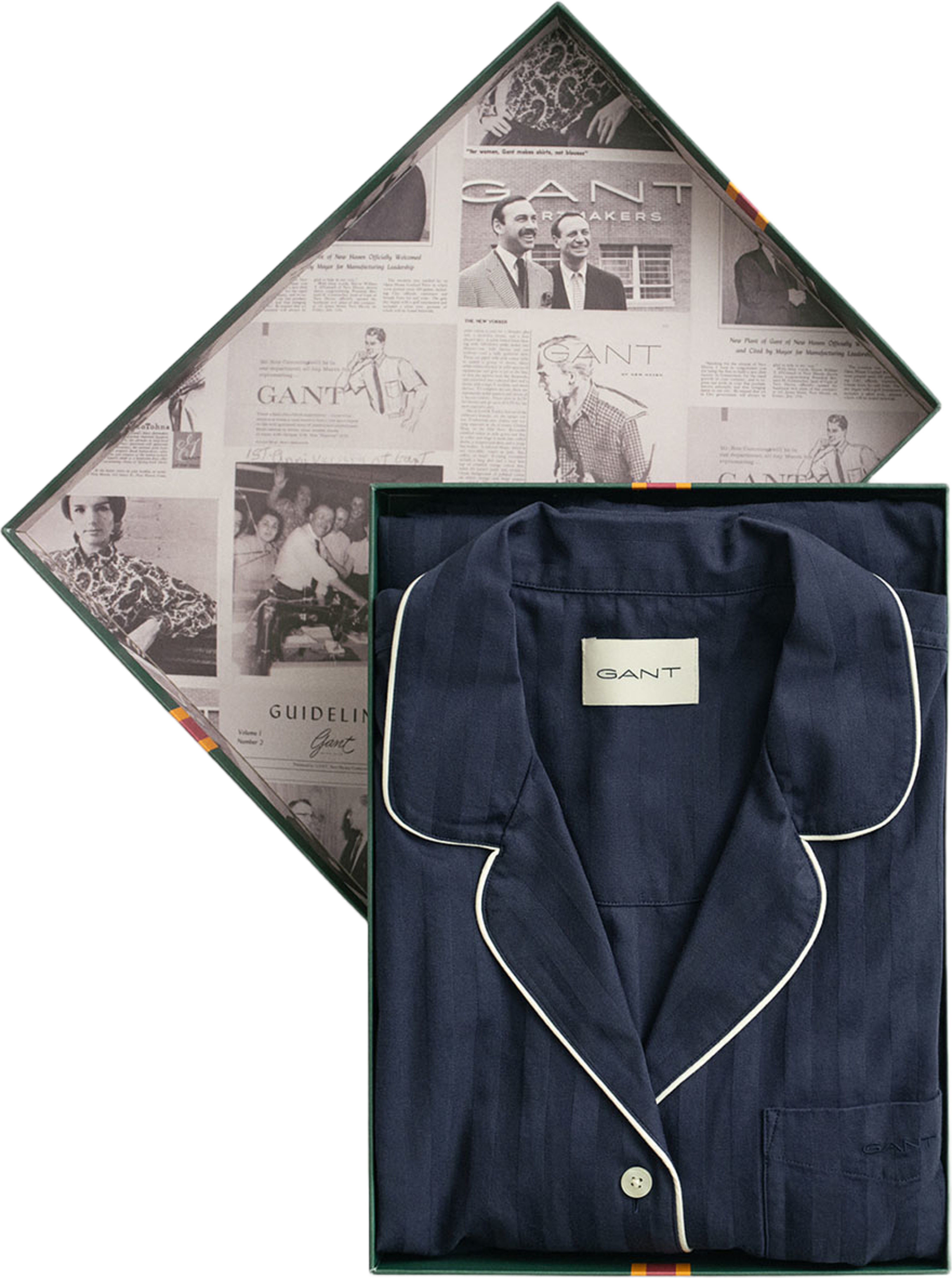 Randig satinpyjamas i presentförpackning, från GANT, i färgen Evening Blue. Klicka för att öppna bilden i stort format