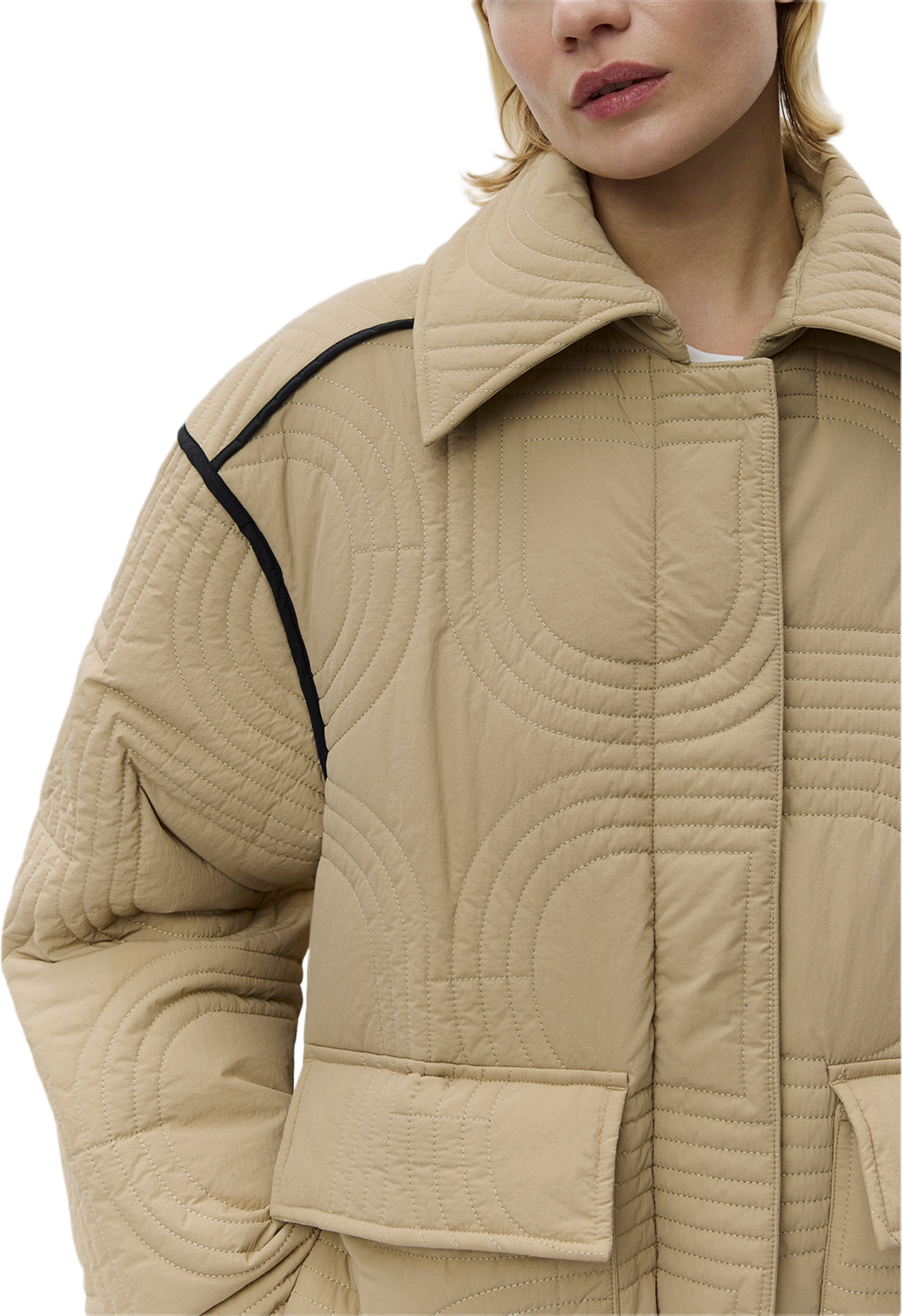 Merce - Rhombus Quilt Coat, från DAY Birger et Mikkelsen, i färgen Elmwood. Klicka för att öppna bilden i stort format