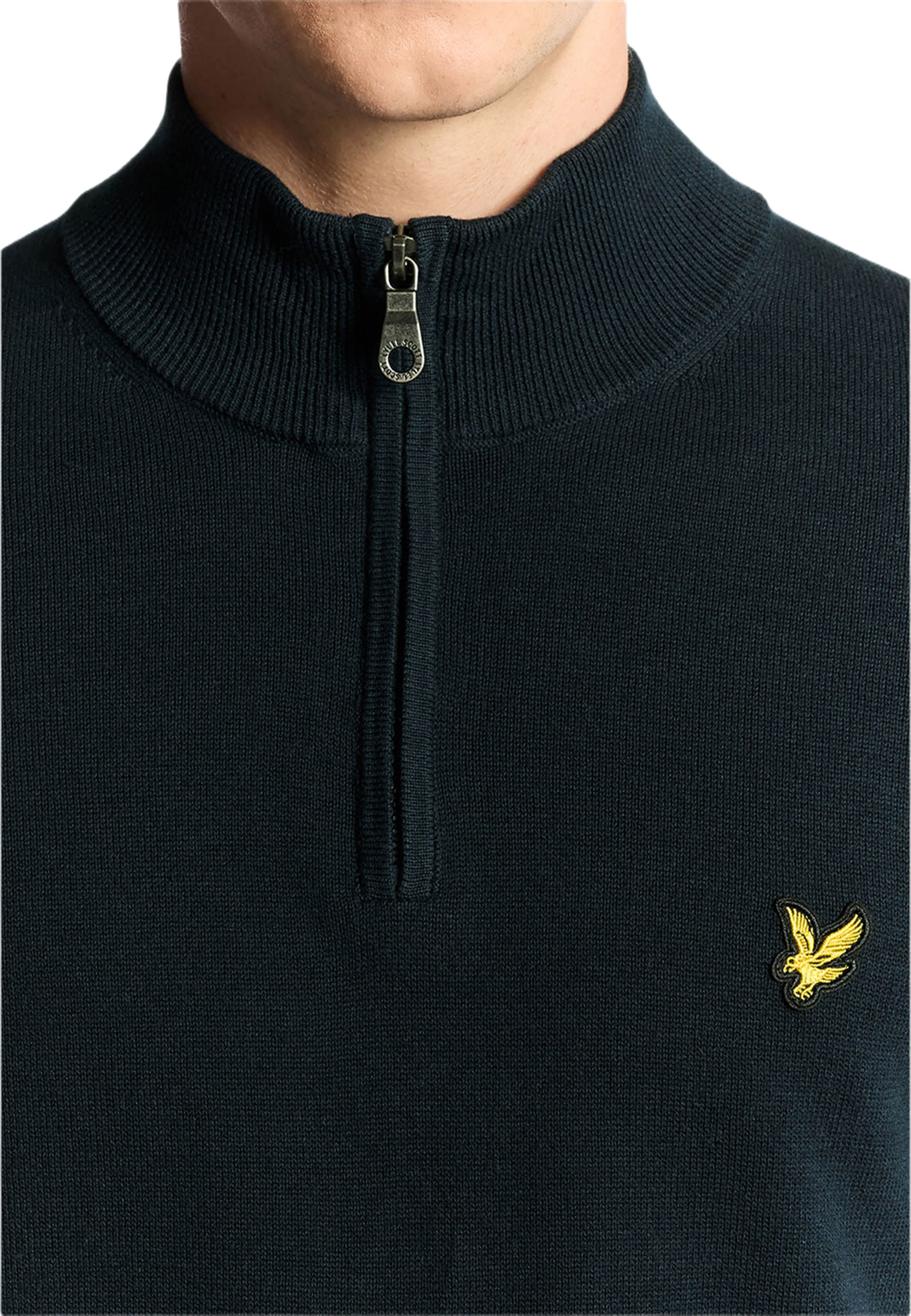 Cotton Quarter Zip Jumper, från Lyle & Scott, i färgen Dark Navy. Klicka för att öppna bilden i stort format