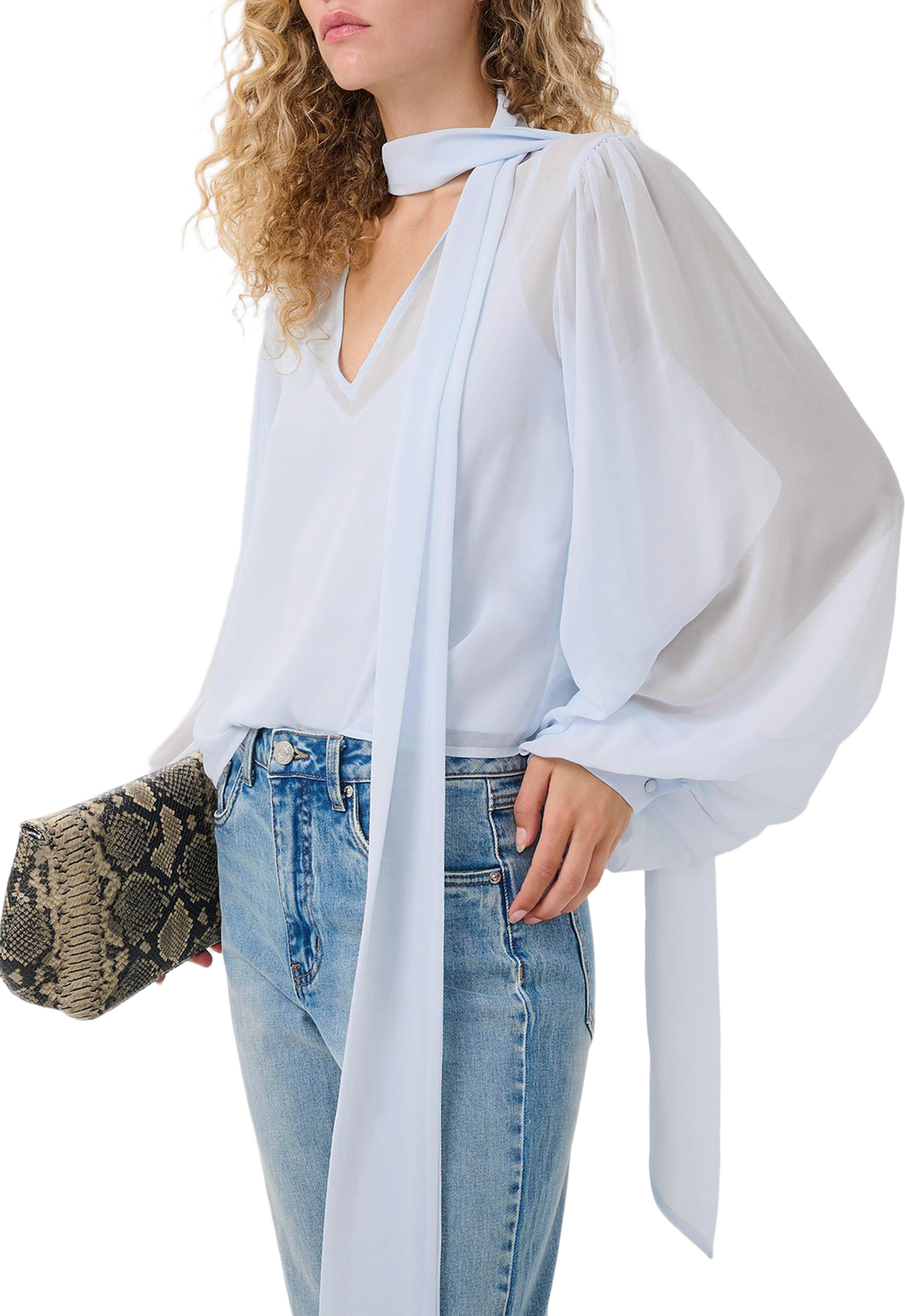 Zurina  Blouse, från Gestuz, i färgen Blue Finch. Klicka för att öppna bilden i stort format