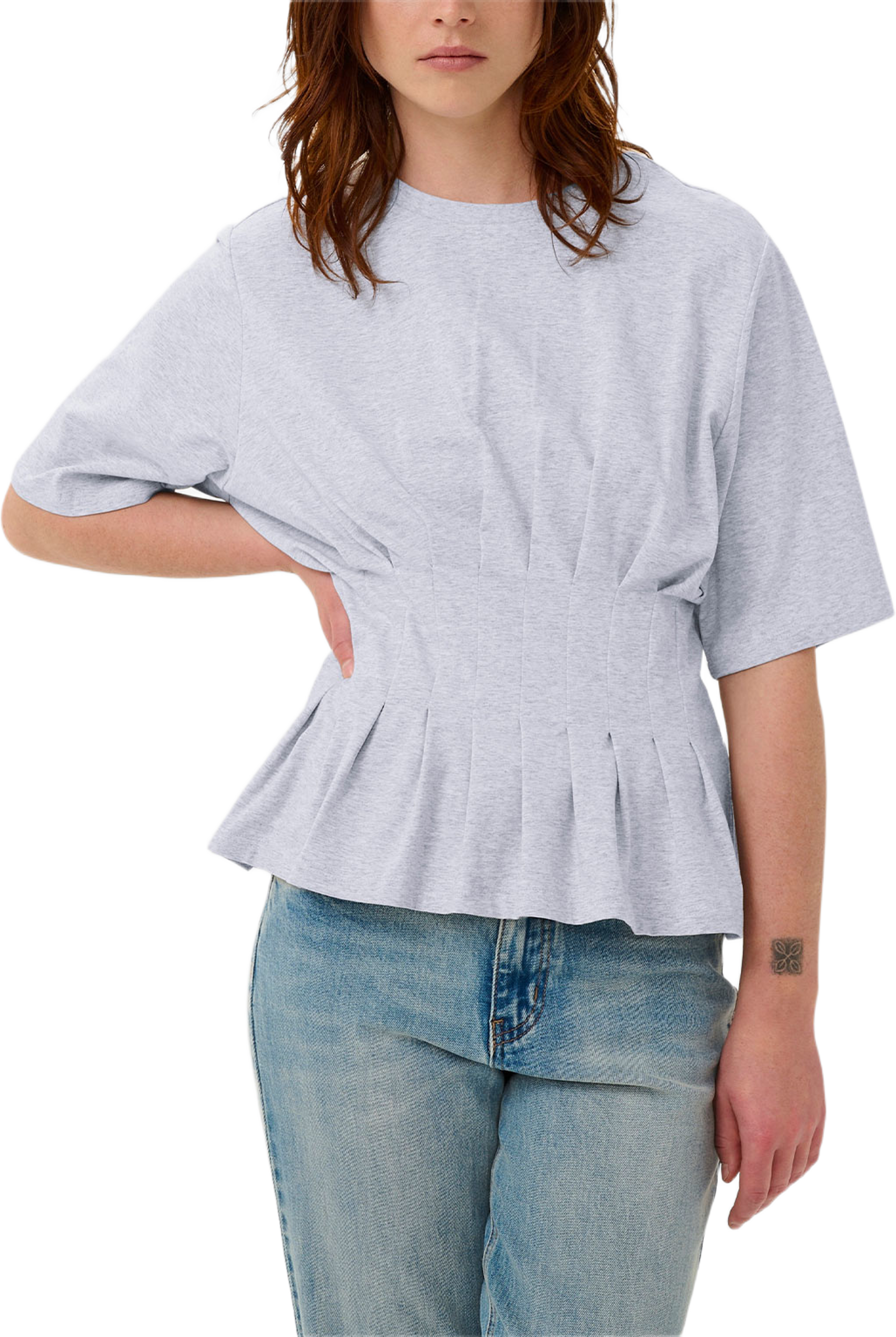 GZinez tee, från Gestuz, i färgen Ultra Light Grey Mélange. Klicka för att öppna bilden i stort format