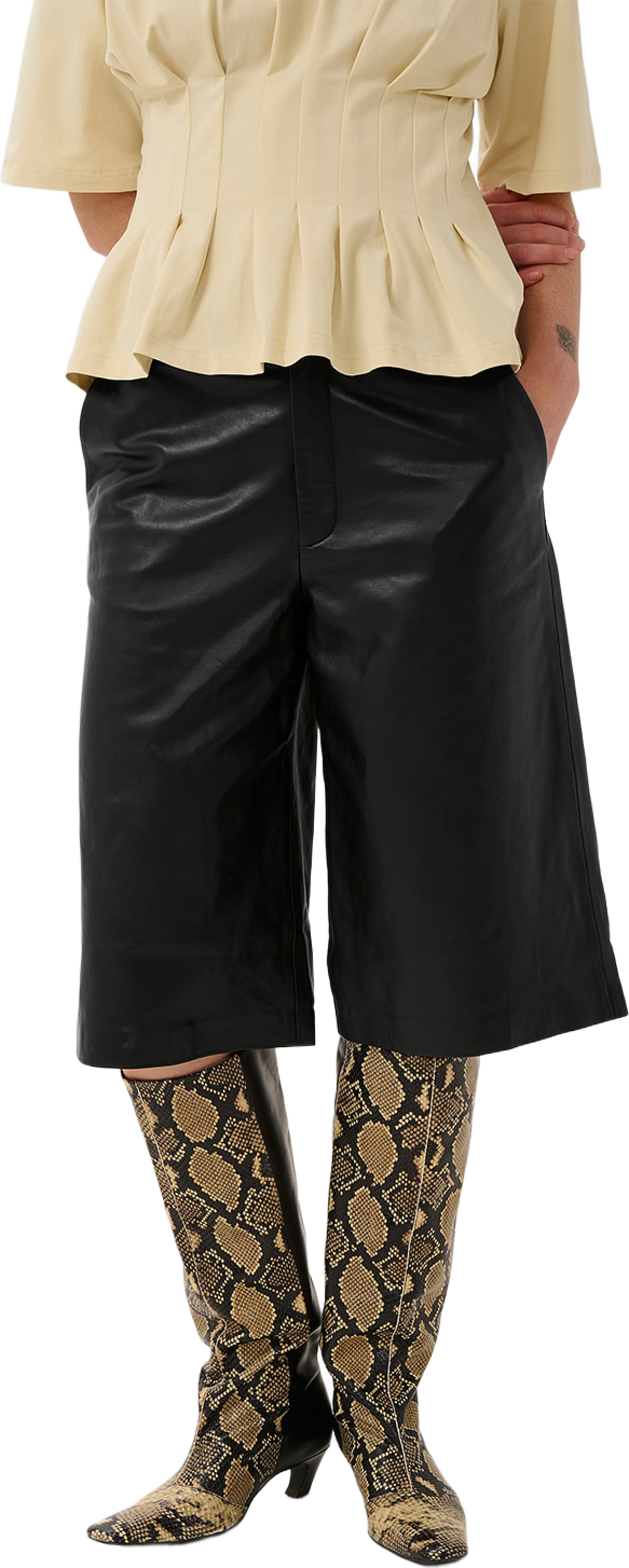 Allis Mw Shorts, från Gestuz, i färgen Black. Klicka för att öppna bilden i stort format