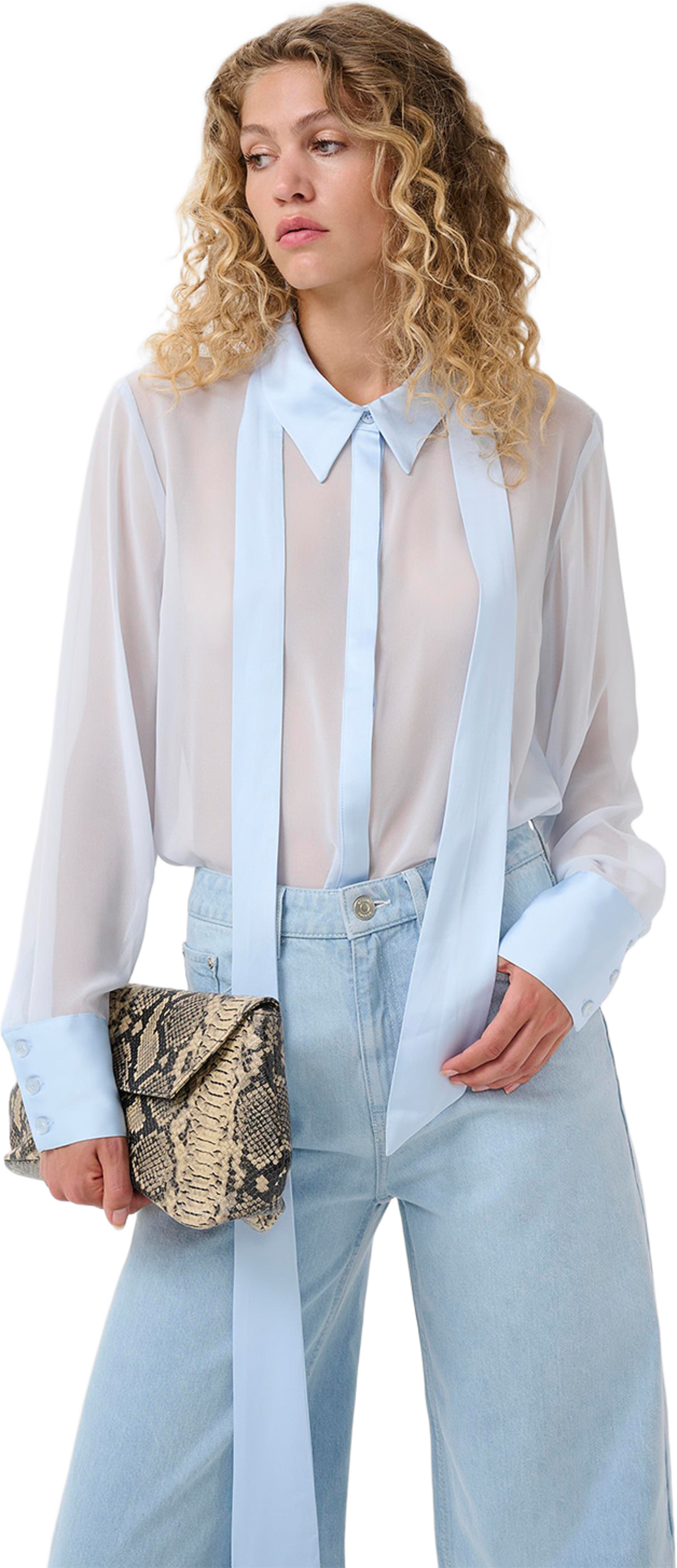 Chif Shirt, från Gestuz, i färgen Blue Finch. Klicka för att öppna bilden i stort format