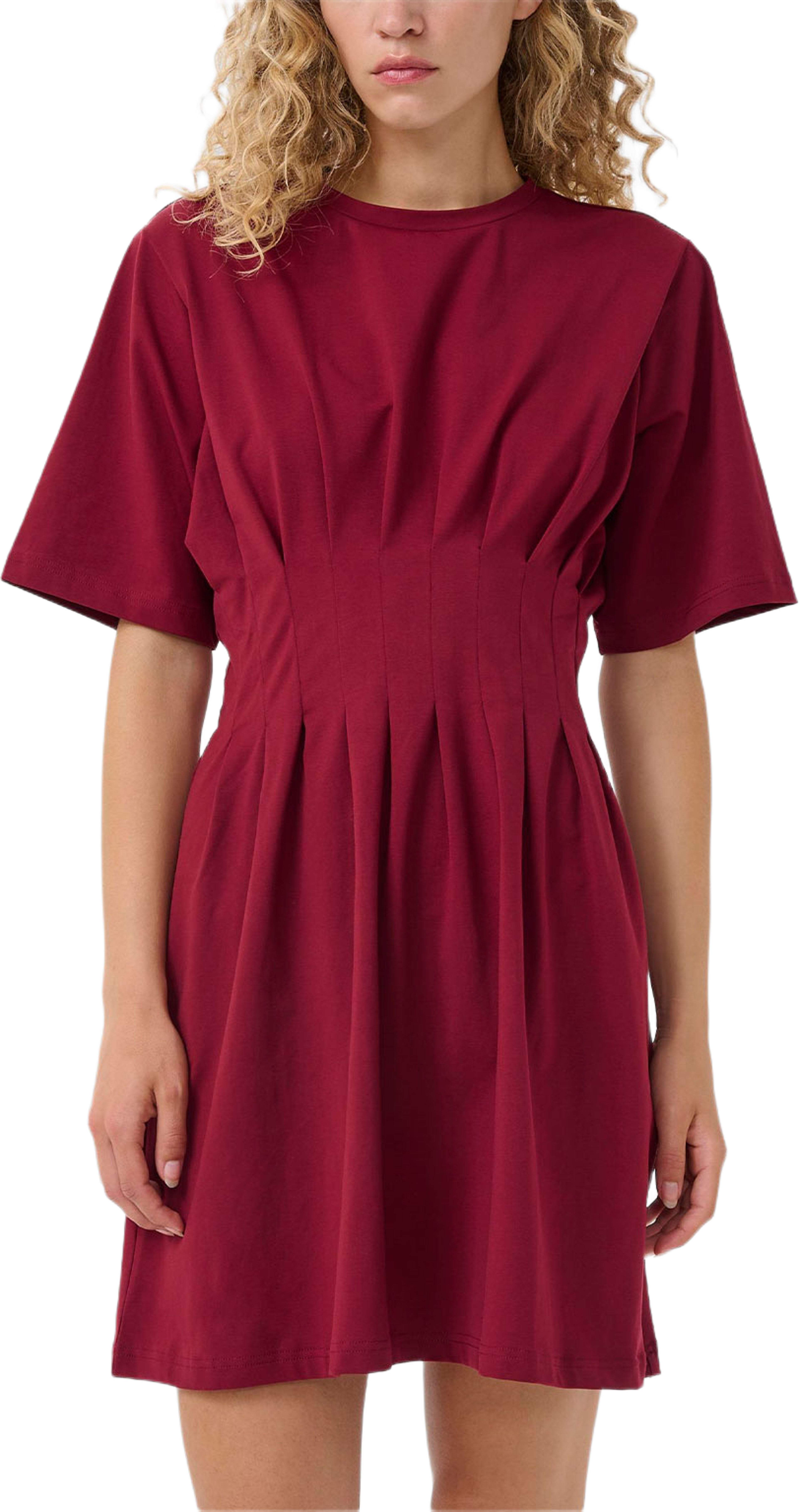 Inez Short Dress, från Gestuz, i färgen Cabernet. Klicka för att öppna bilden i stort format