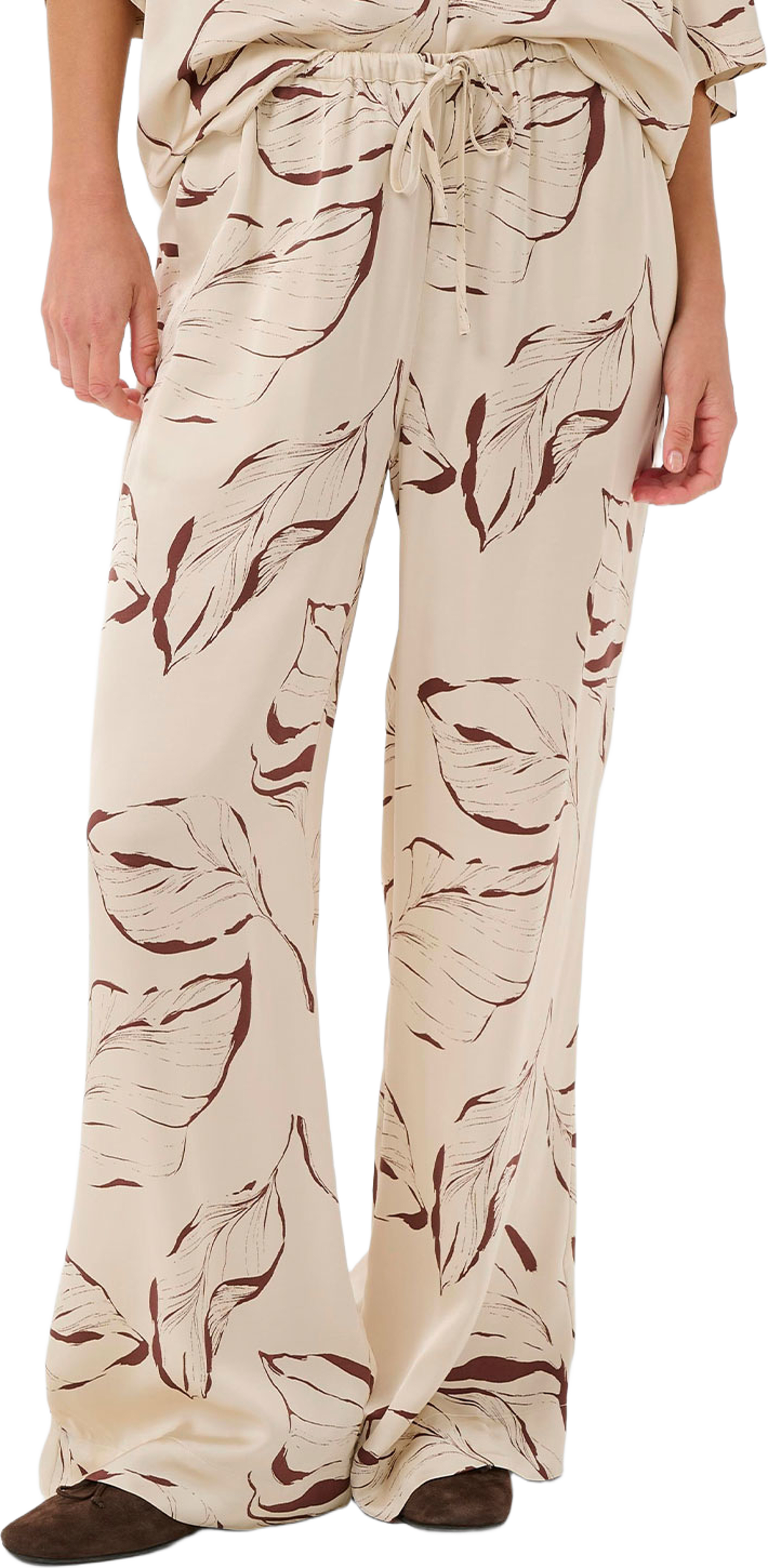 Clero Flared Printed Pants, från Soaked In Luxury, i färgen Oatmeal Leave Print. Klicka för att öppna bilden i stort format