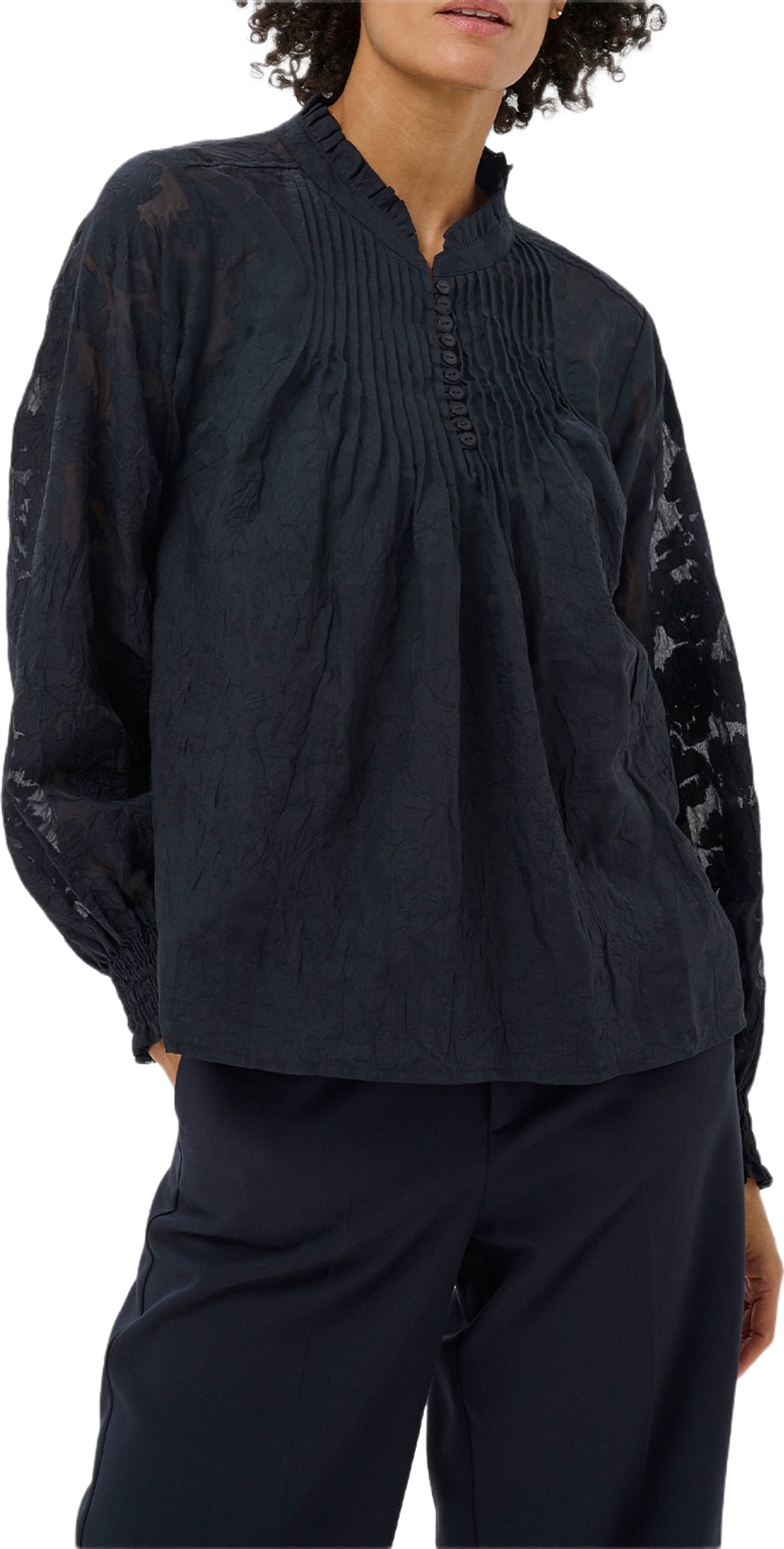 Zayan BL, från Part Two, i färgen Dark Navy Blurred Flower. Klicka för att öppna bilden i stort format