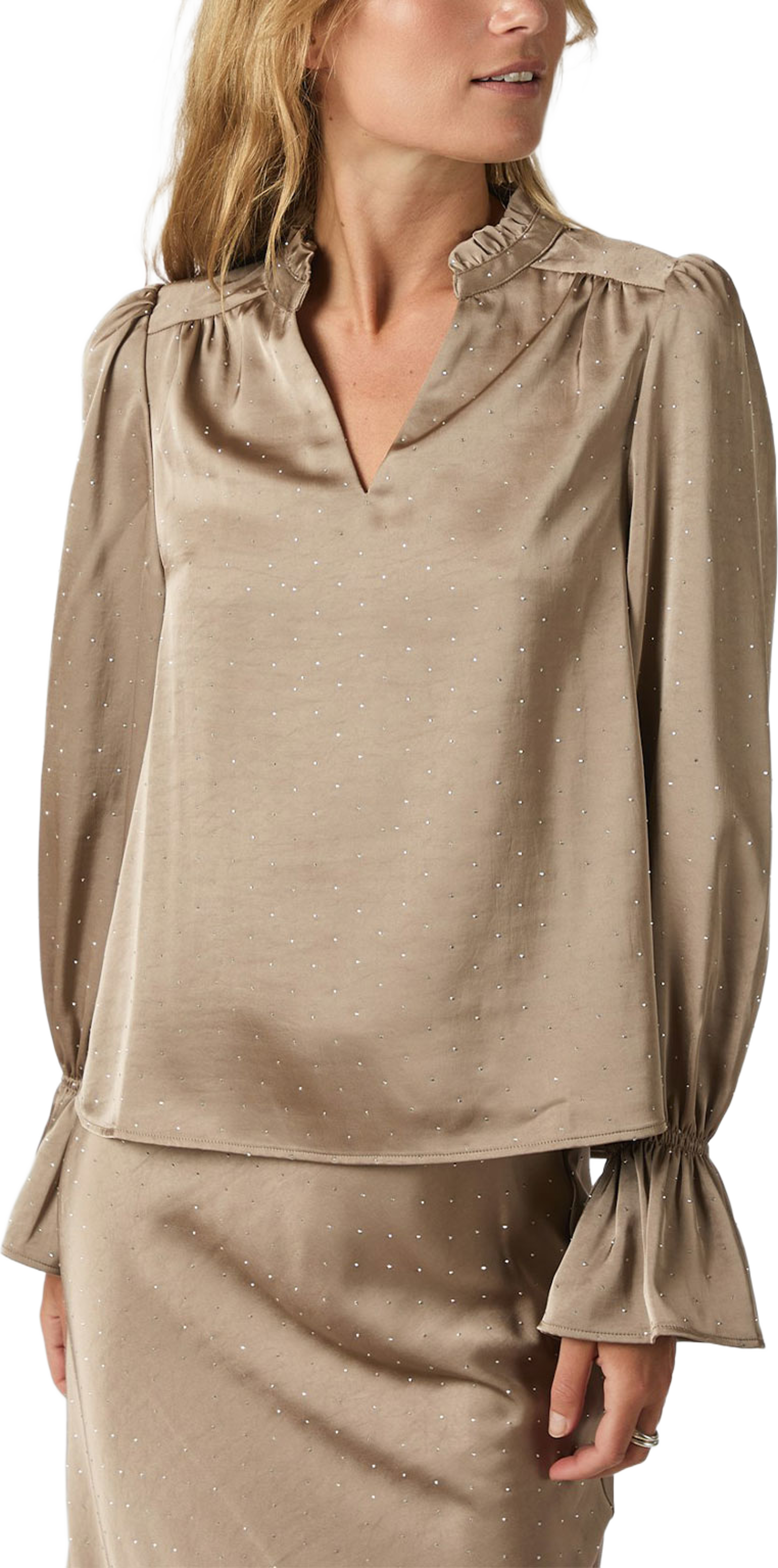 Amara Heavy Sateen Bedaz Blouse, från Neo Noir, i färgen Dark Taupe. Klicka för att öppna bilden i stort format