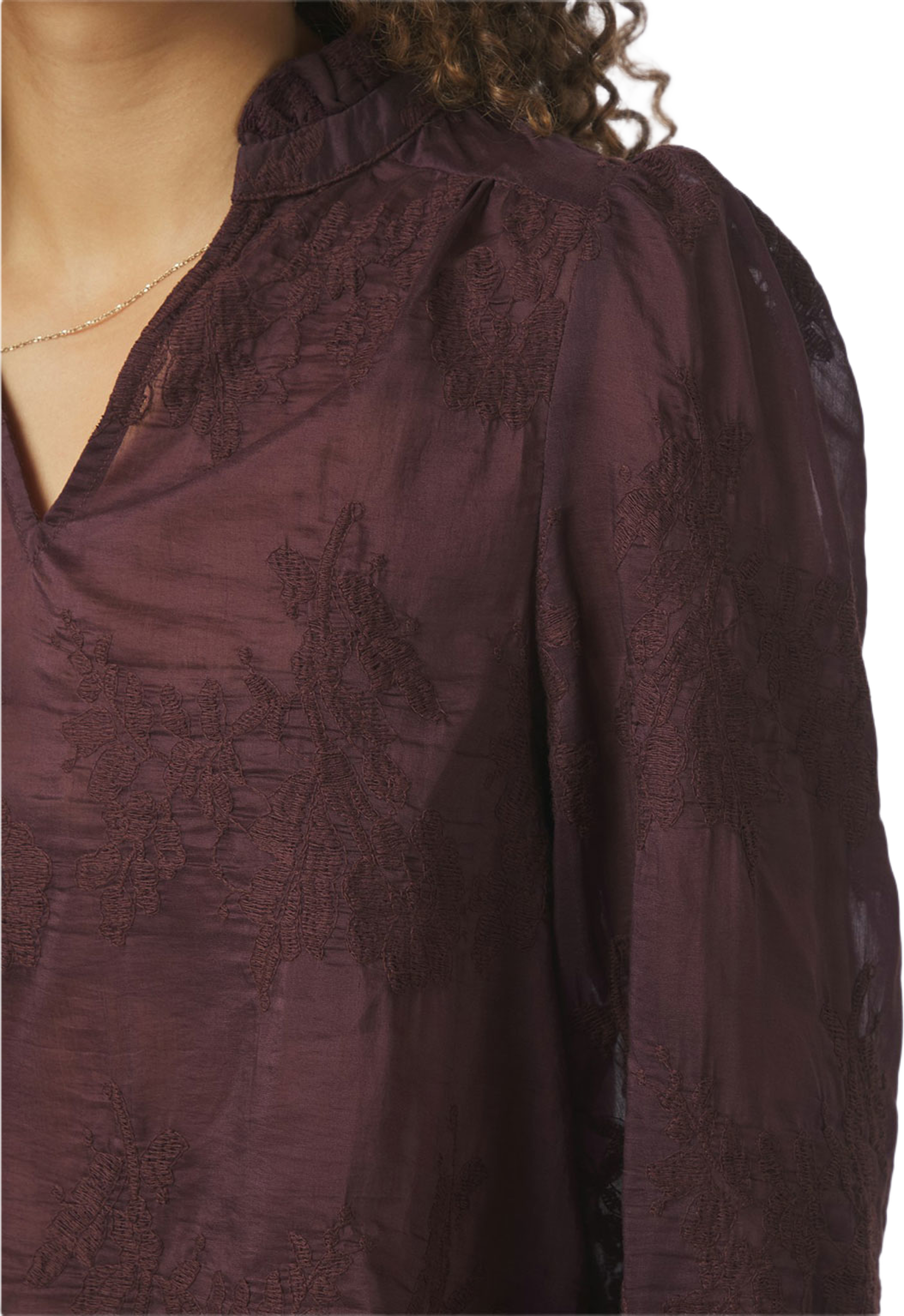 Amara Big Embroidery Blouse, från Neo Noir, i färgen Burgundy. Klicka för att öppna bilden i stort format