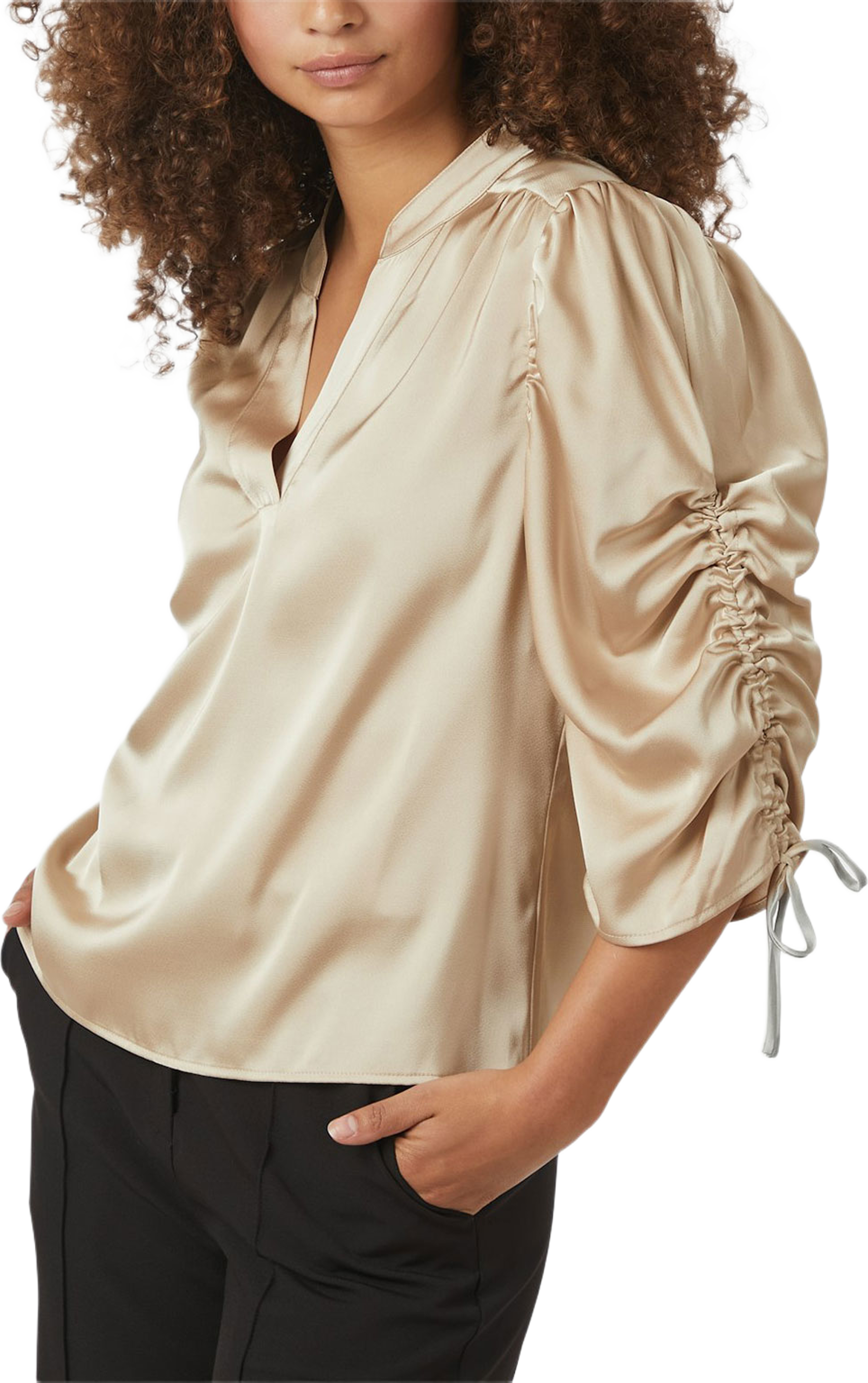 Alvira Drapy Satin Blouse, från Neo Noir, i färgen Champagne. Klicka för att öppna bilden i stort format