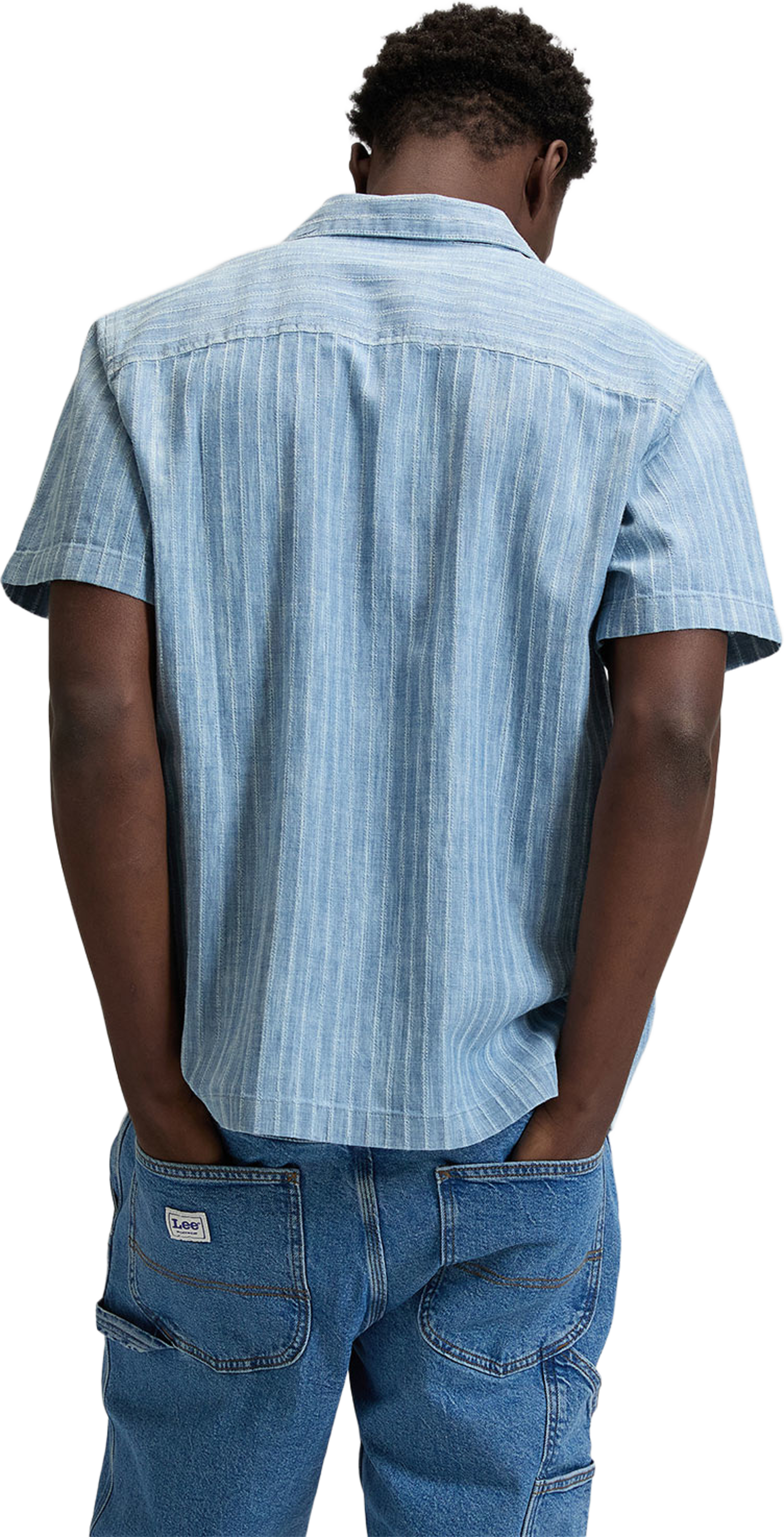 Novelty Resort Shirt, från Lee, i färgen Mid Wash. Klicka för att öppna bilden i stort format