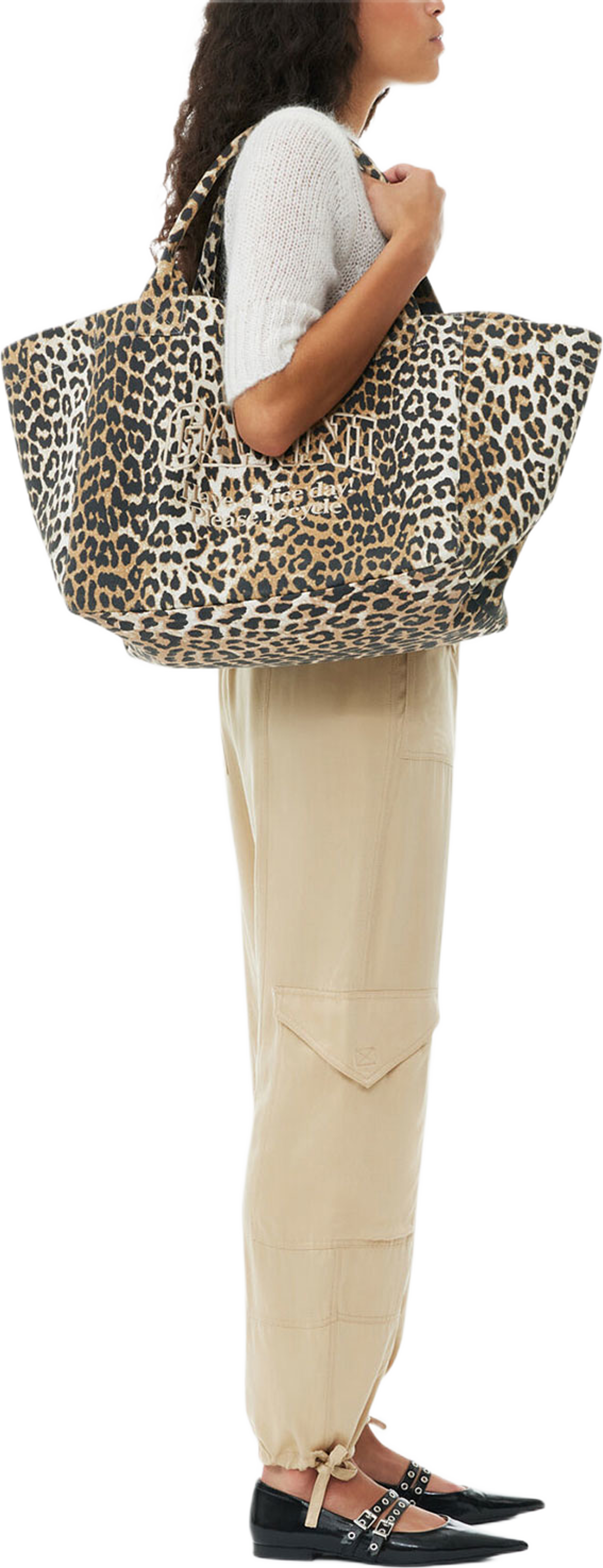 Shopper XXL Pocket Print, från GANNI, i färgen Leopard. Klicka för att öppna bilden i stort format