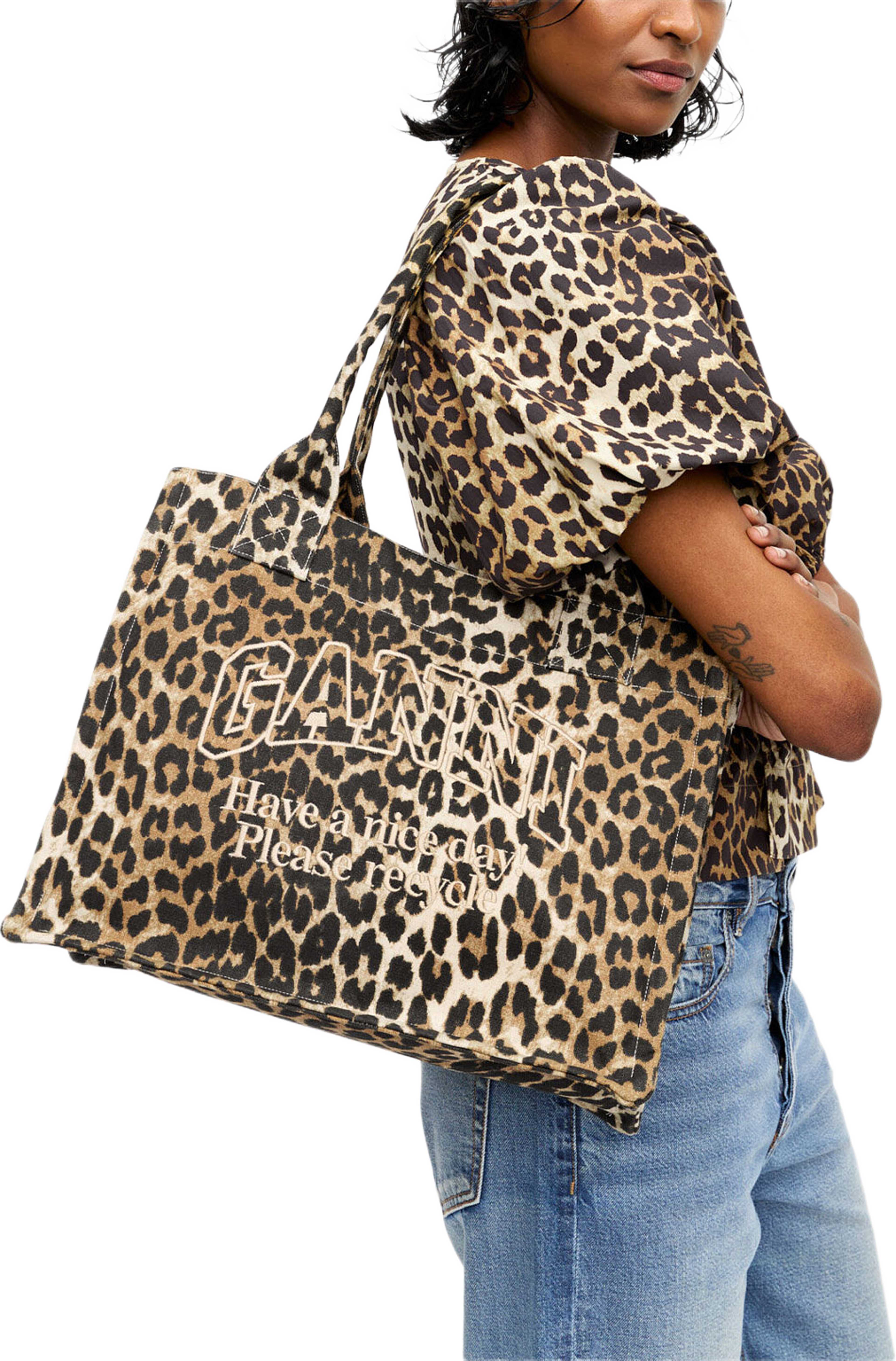 Large Easy Shopper Pocket Print, från GANNI, i färgen Leopard. Klicka för att öppna bilden i stort format