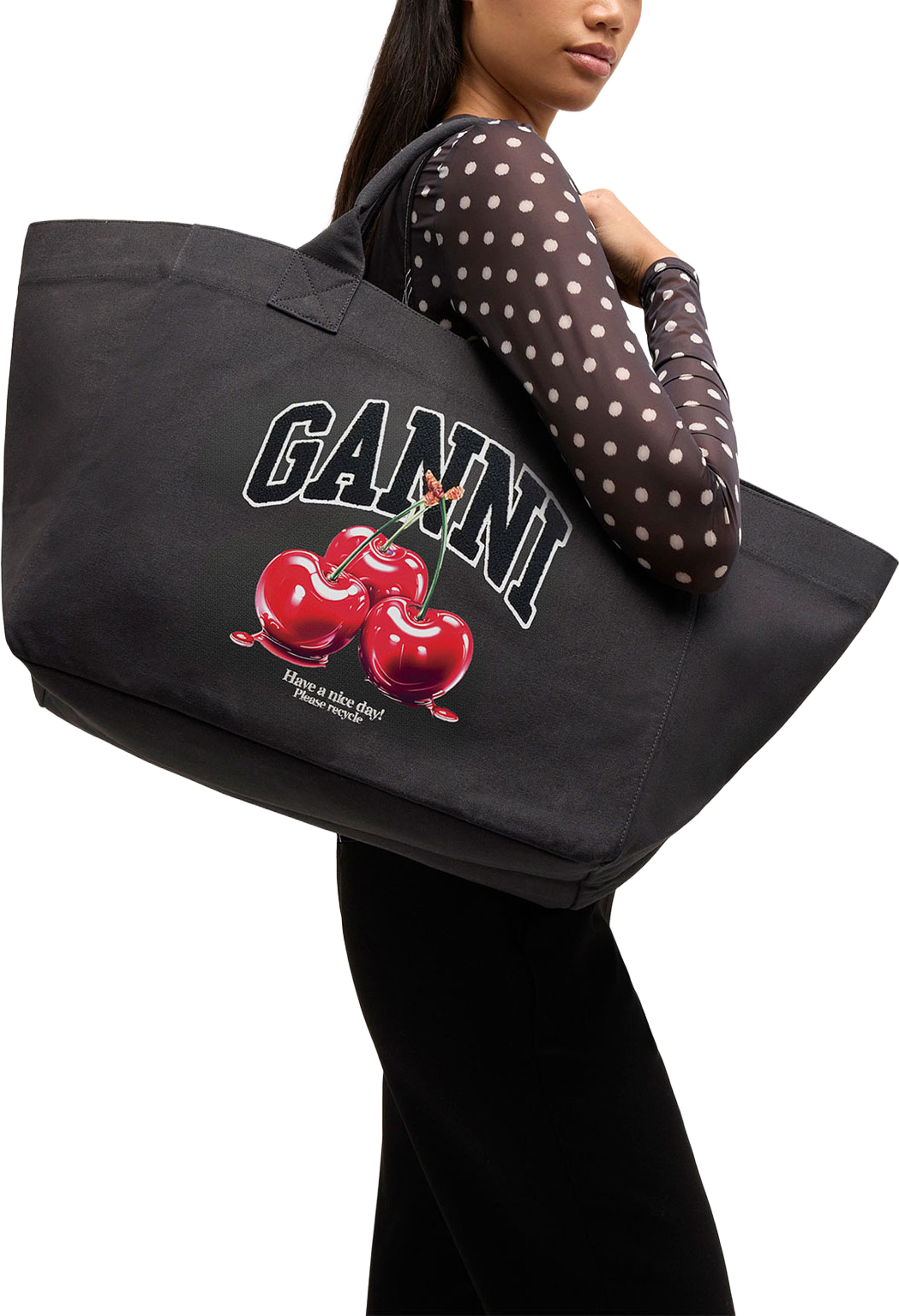 Shopper XXL Cherry Printed, från GANNI, i färgen Phantom. Klicka för att öppna bilden i stort format