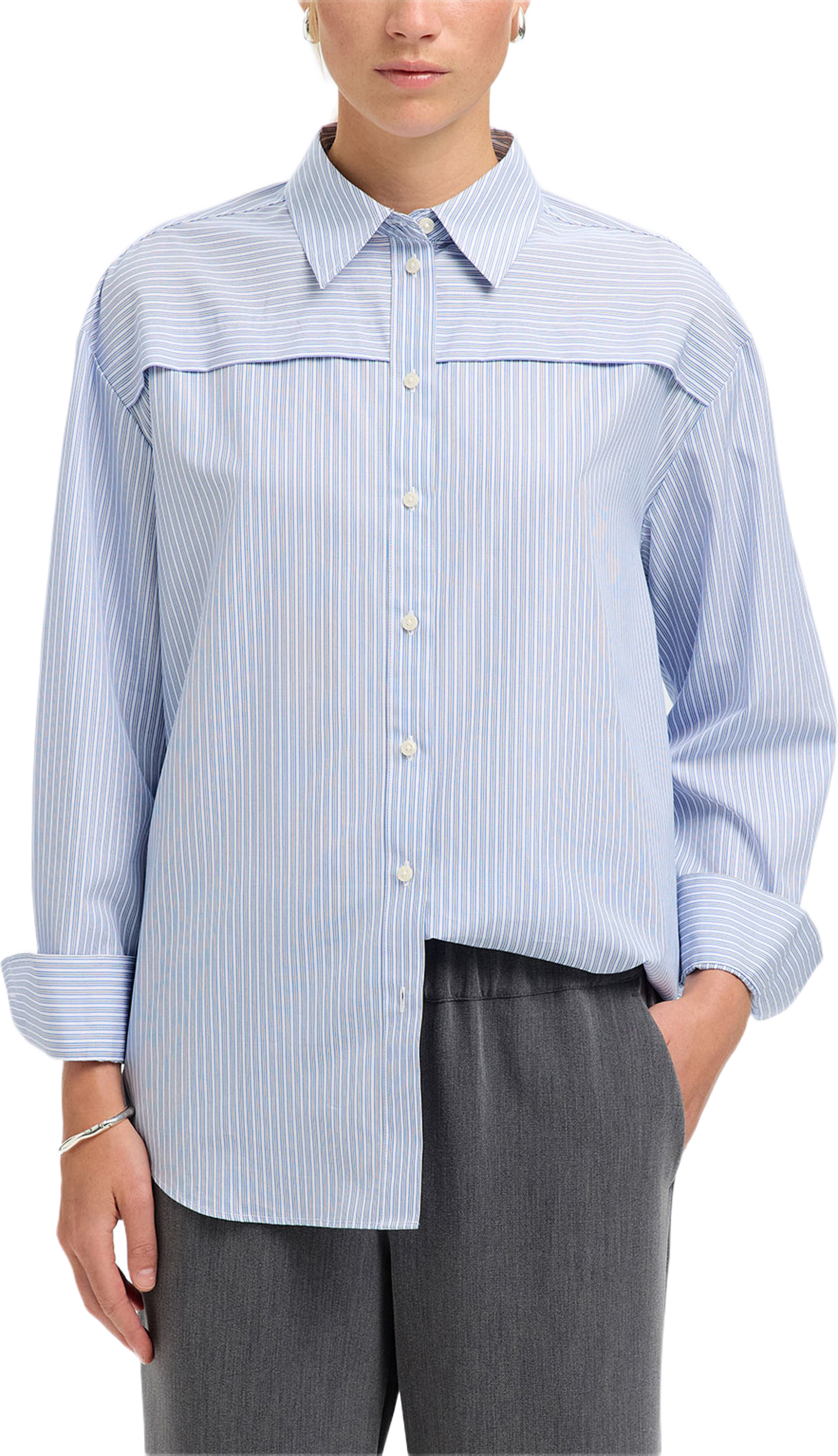 SLFALLISON Oversized Skjorta, från Selected Femme, i färgen Cashmere Blue Stripe. Klicka för att öppna bilden i stort format