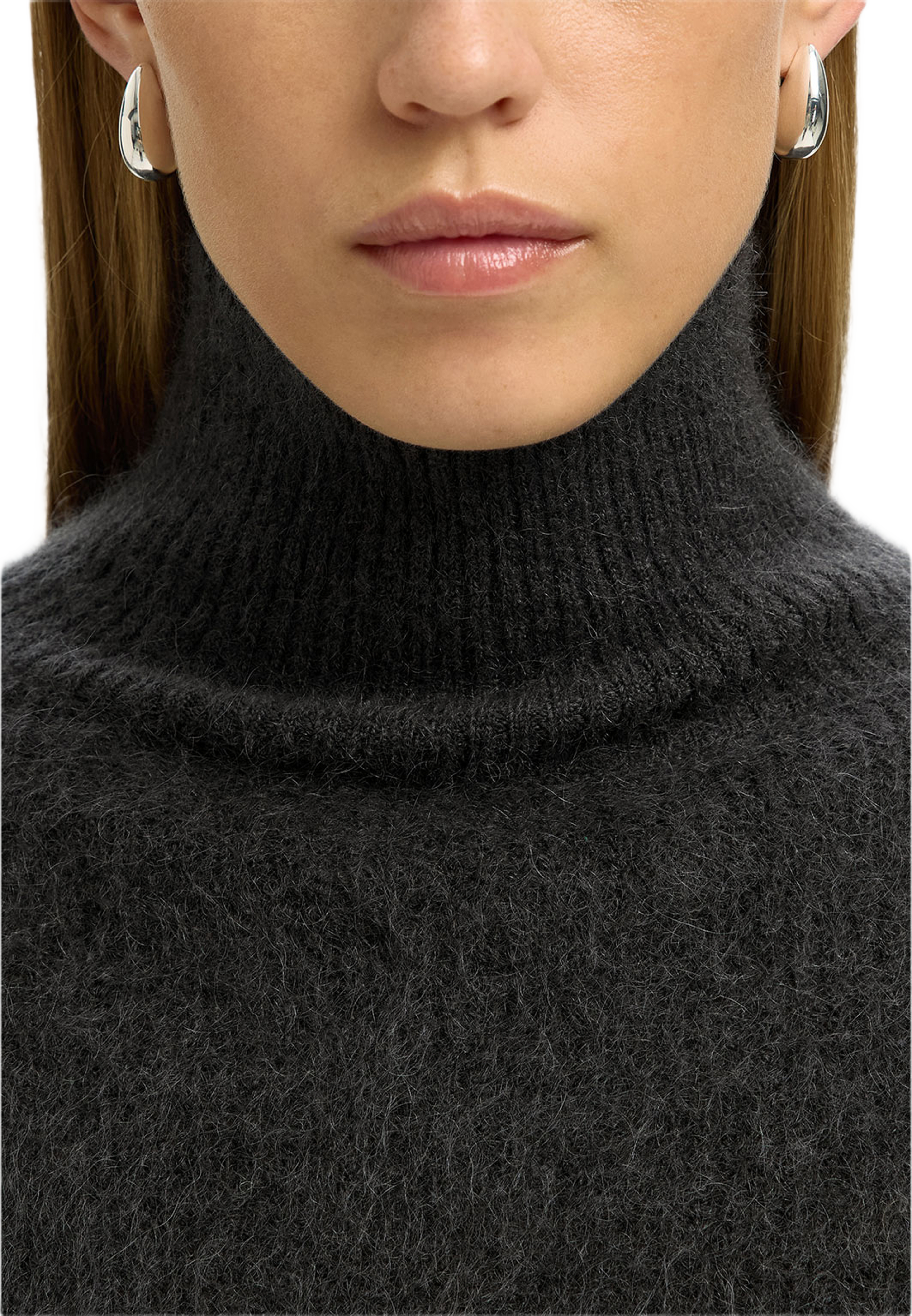 SLFMIRA Mohair Pullover, från Selected Femme, i färgen Asphalt Black Core. Klicka för att öppna bilden i stort format