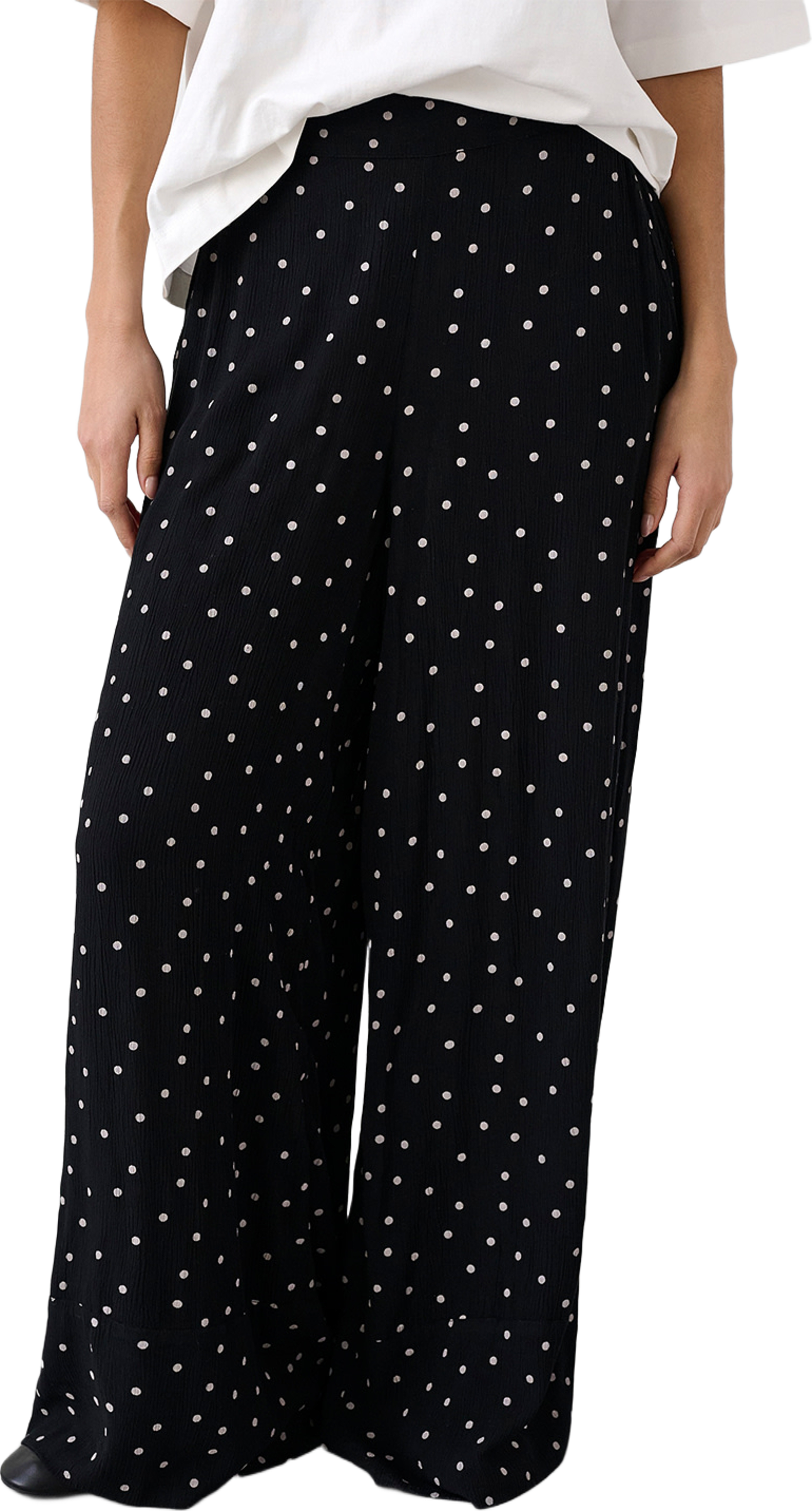 Zaya Pull Up Printed Pants, från Soaked In Luxury, i färgen Black With Oatmeal Dot. Klicka för att öppna bilden i stort format