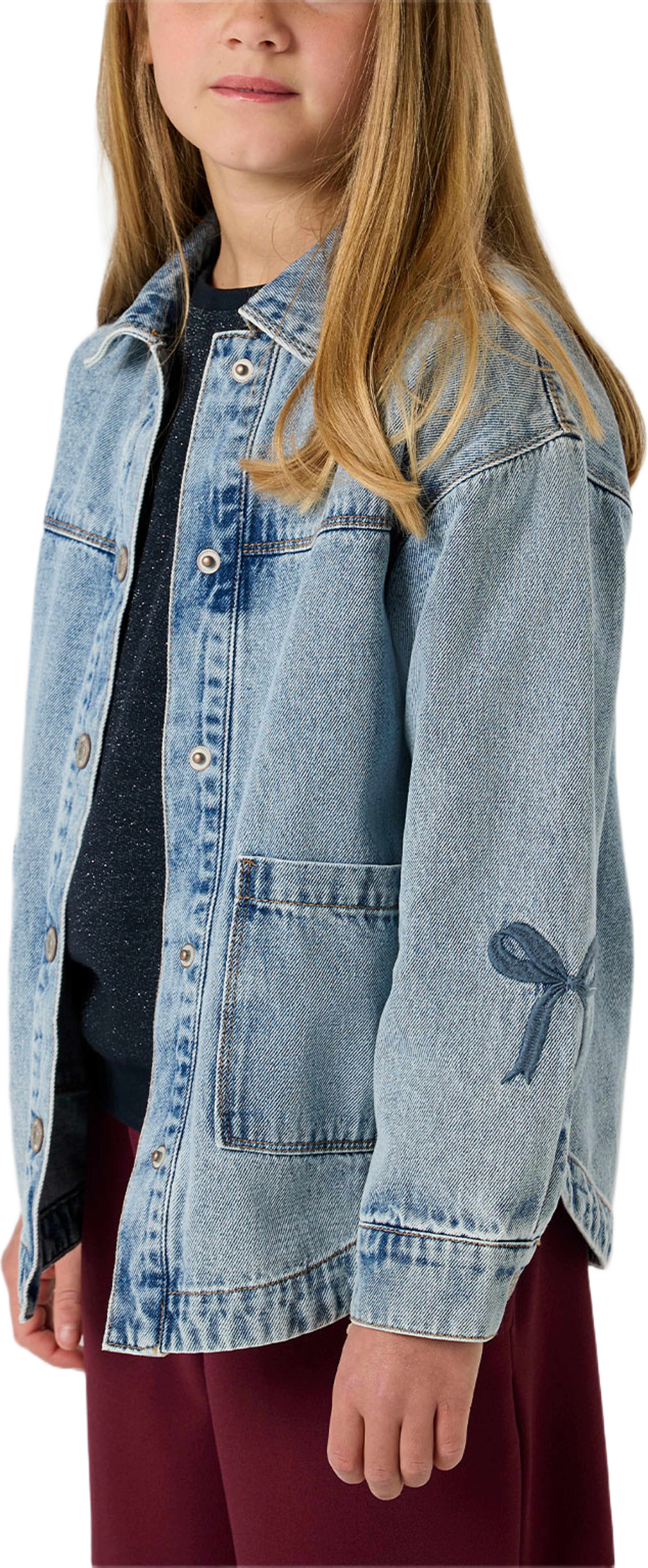 NKFGLORIA DNM EMB JACKET 7511-ZA T, från Name It, i färgen Medium Blue Denim. Klicka för att öppna bilden i stort format