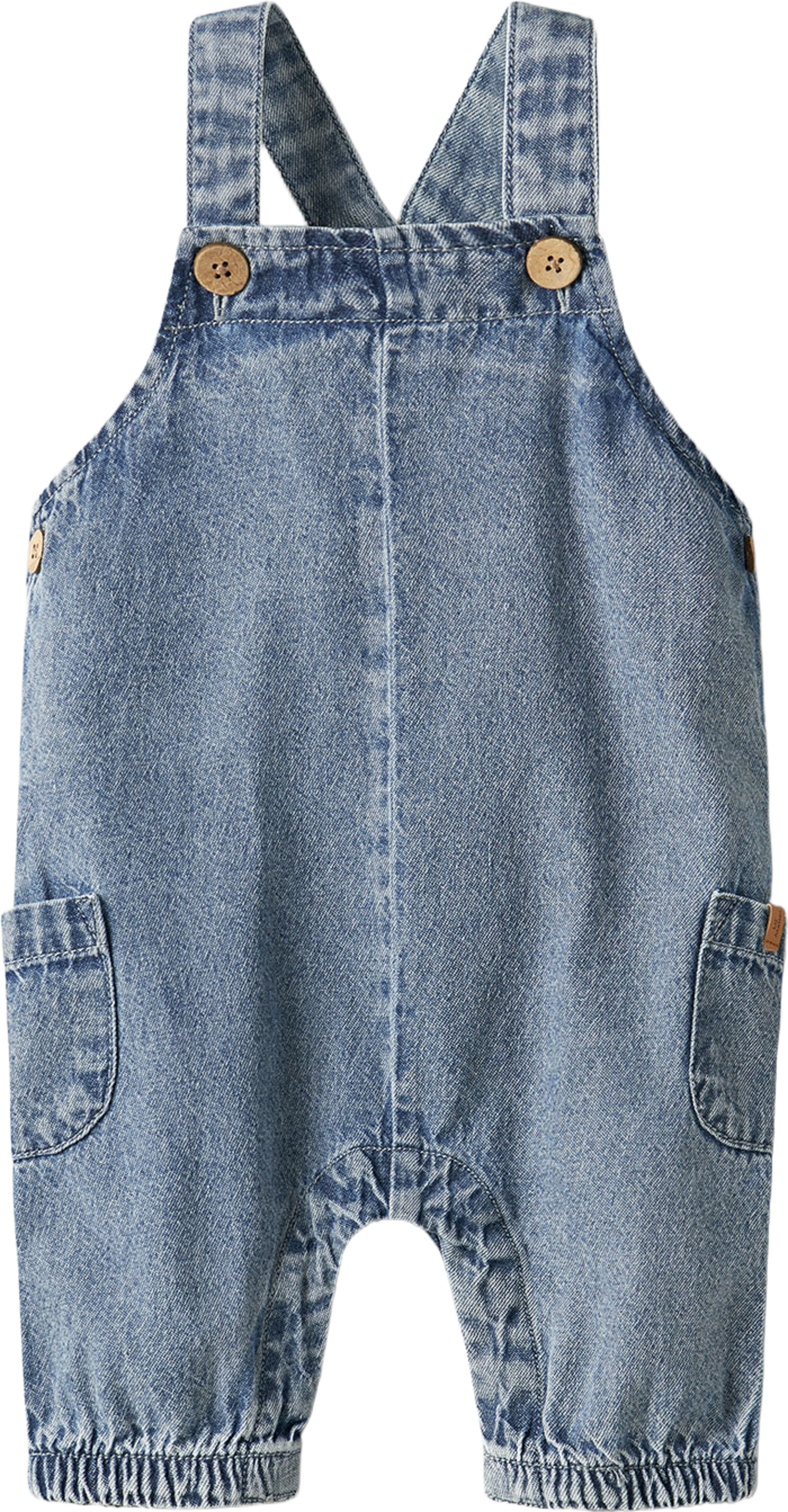 Taya hängselbyxa, från Lil'Atelier, i färgen Medium Blue Denim. Klicka för att öppna bilden i stort format