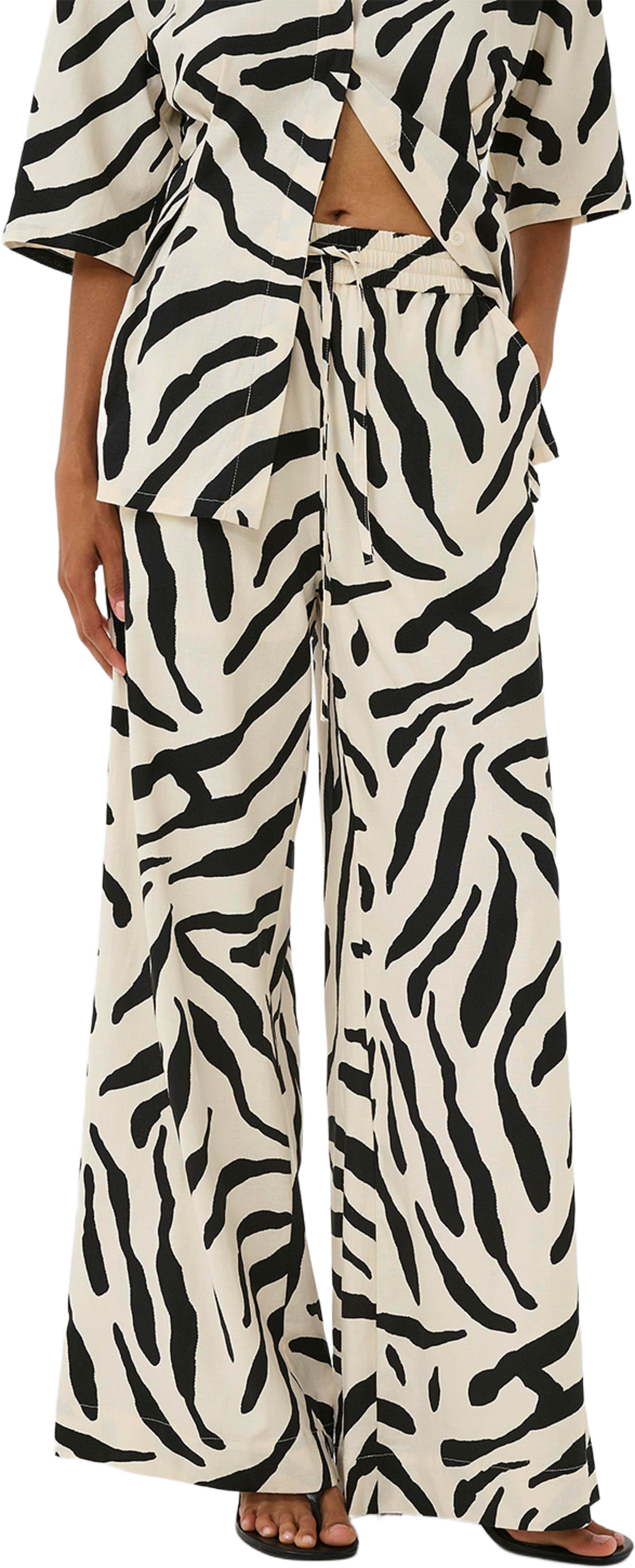 GZzeona P HW pants, från Gestuz, i färgen Graphic Black White Animal. Klicka för att öppna bilden i stort format