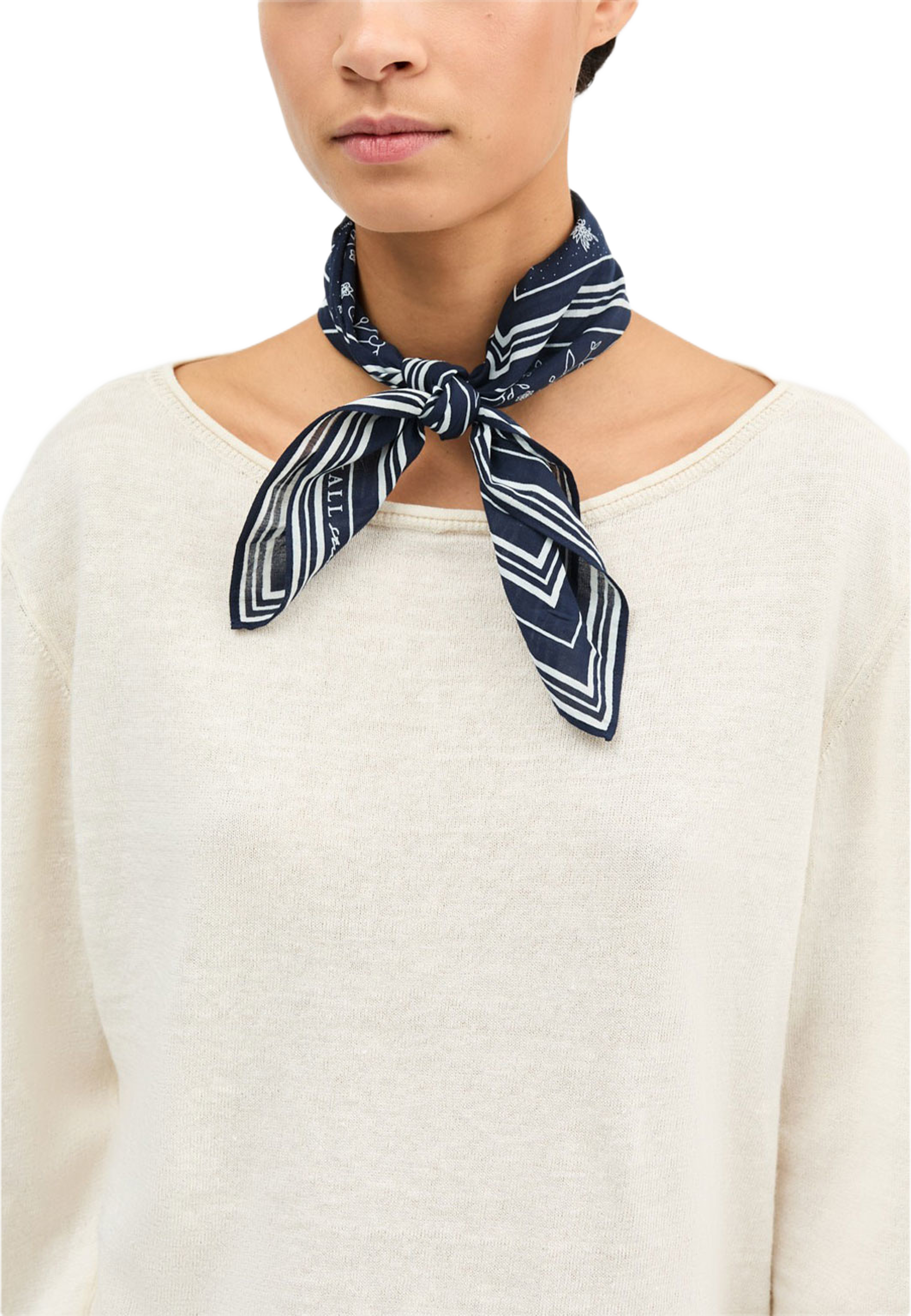 Skall classic scarf 55x55, från Skall Studio, i färgen Dark Navy/Light Cream. Klicka för att öppna bilden i stort format