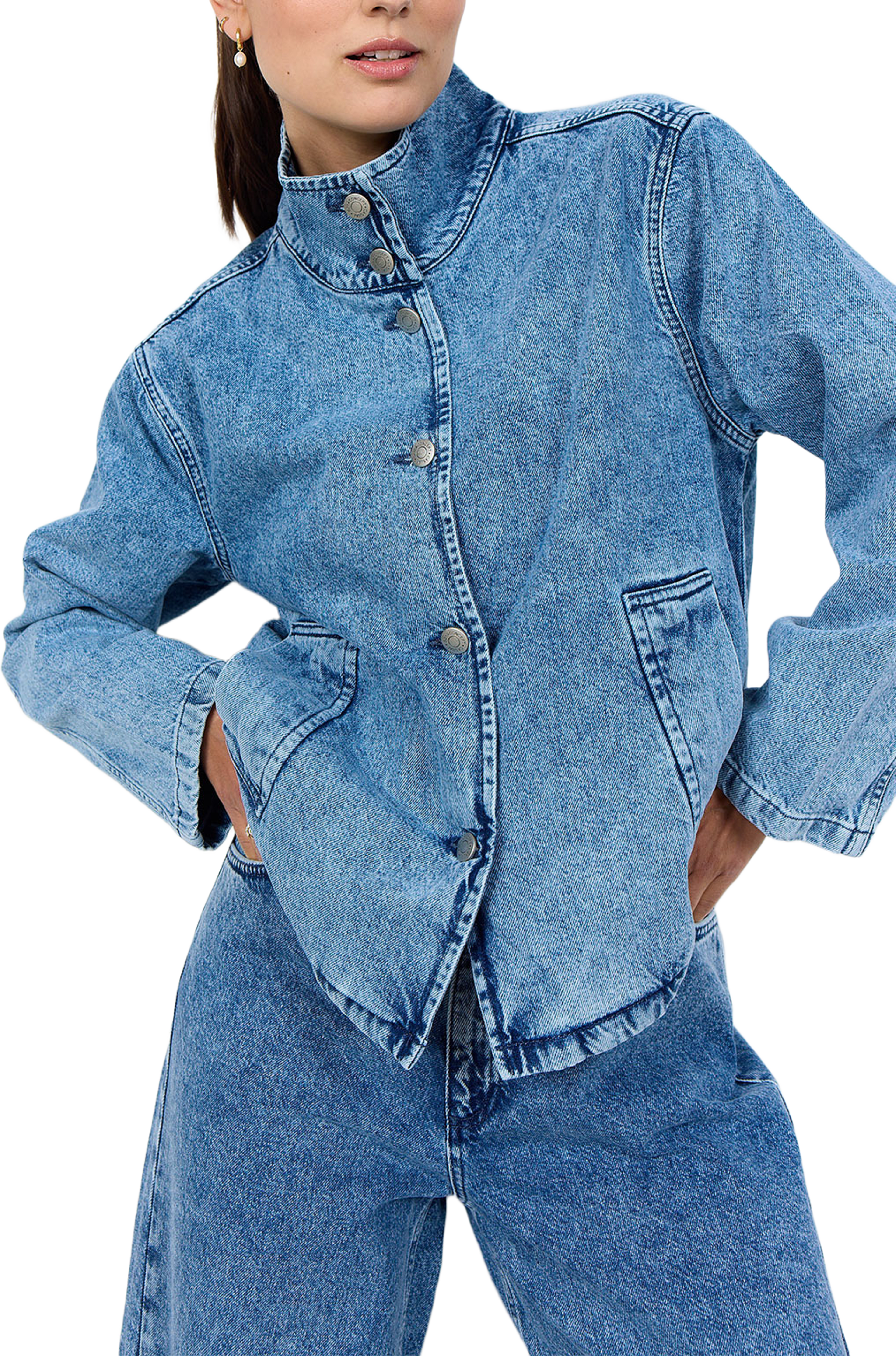 Sc-Dolores 7 Jacket, från Soyaconcept, i färgen Medium Blue Denim. Klicka för att öppna bilden i stort format