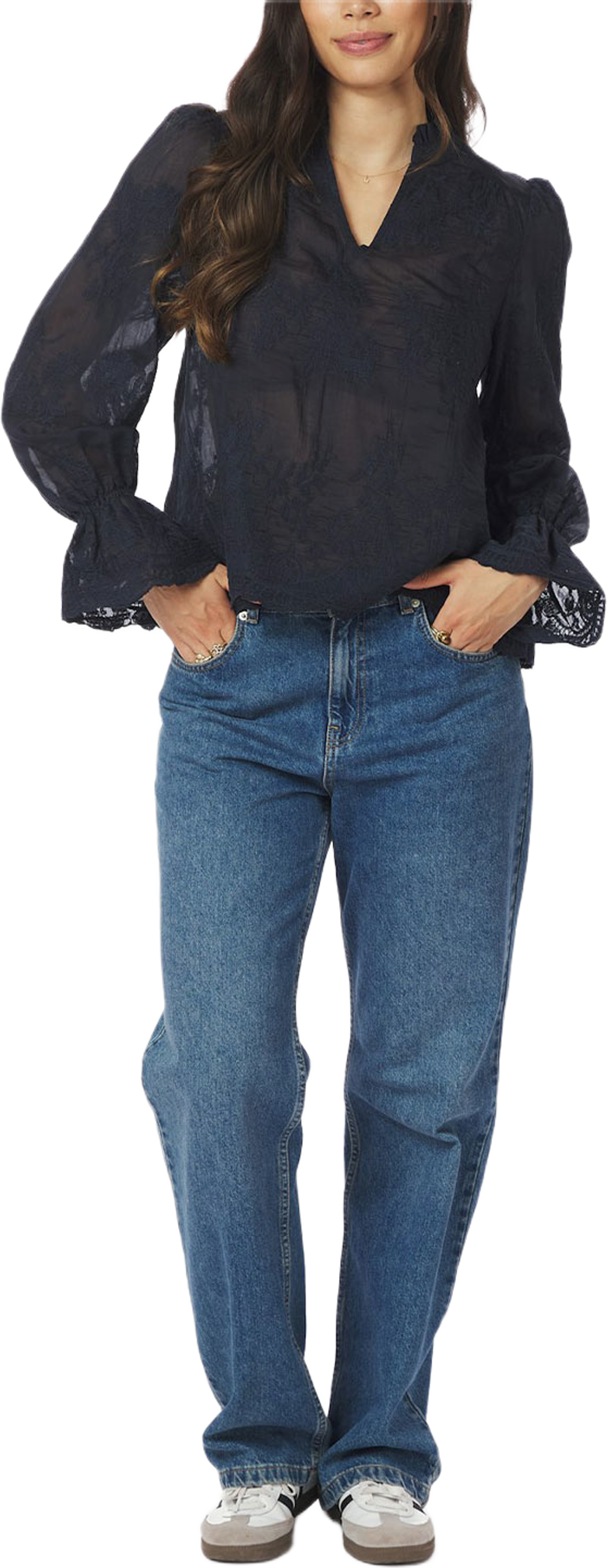 Amara Big Embroidery Blouse, från Neo Noir, i färgen Navy. Klicka för att öppna bilden i stort format