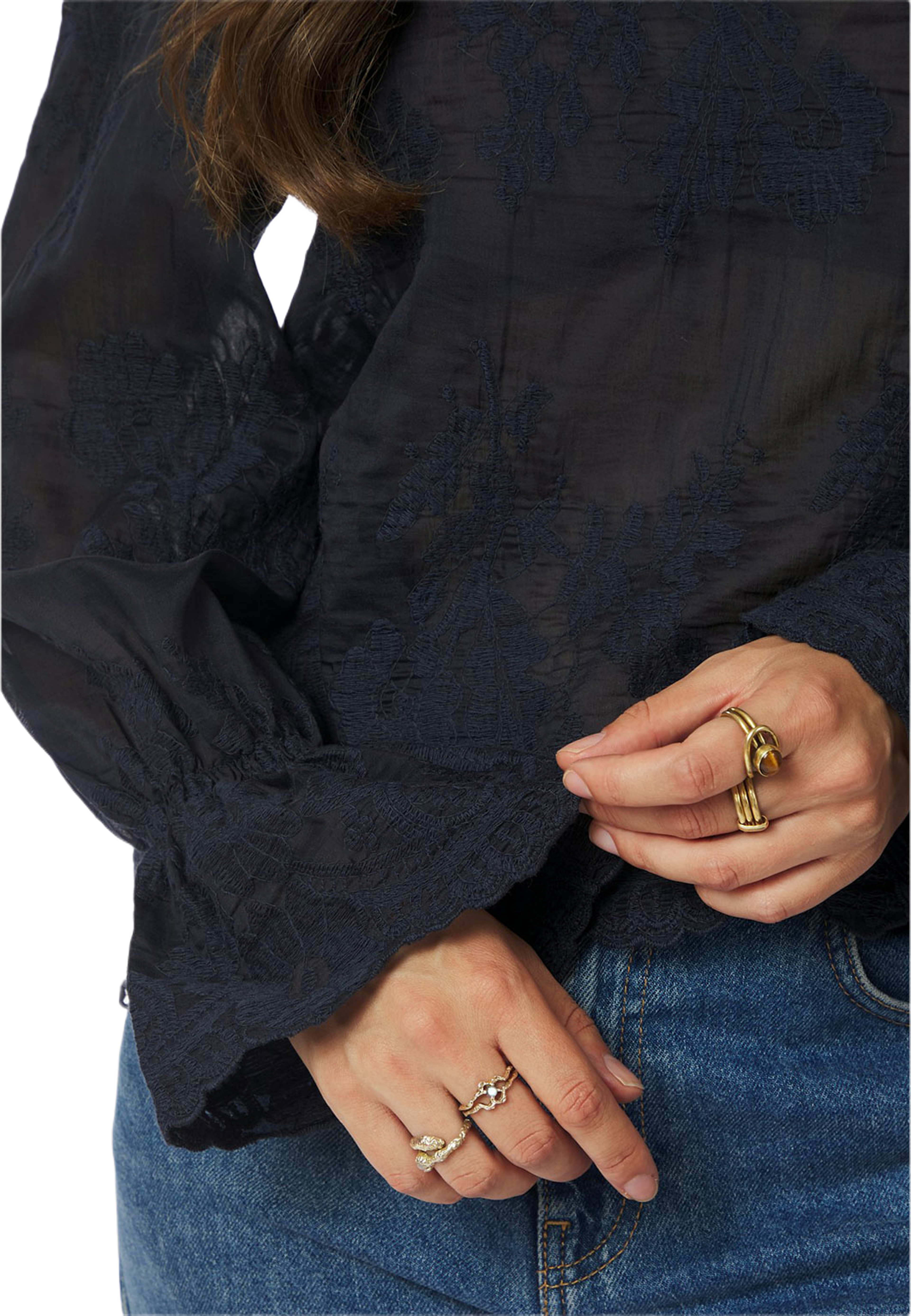 Amara Big Embroidery Blouse, från Neo Noir, i färgen Navy. Klicka för att öppna bilden i stort format