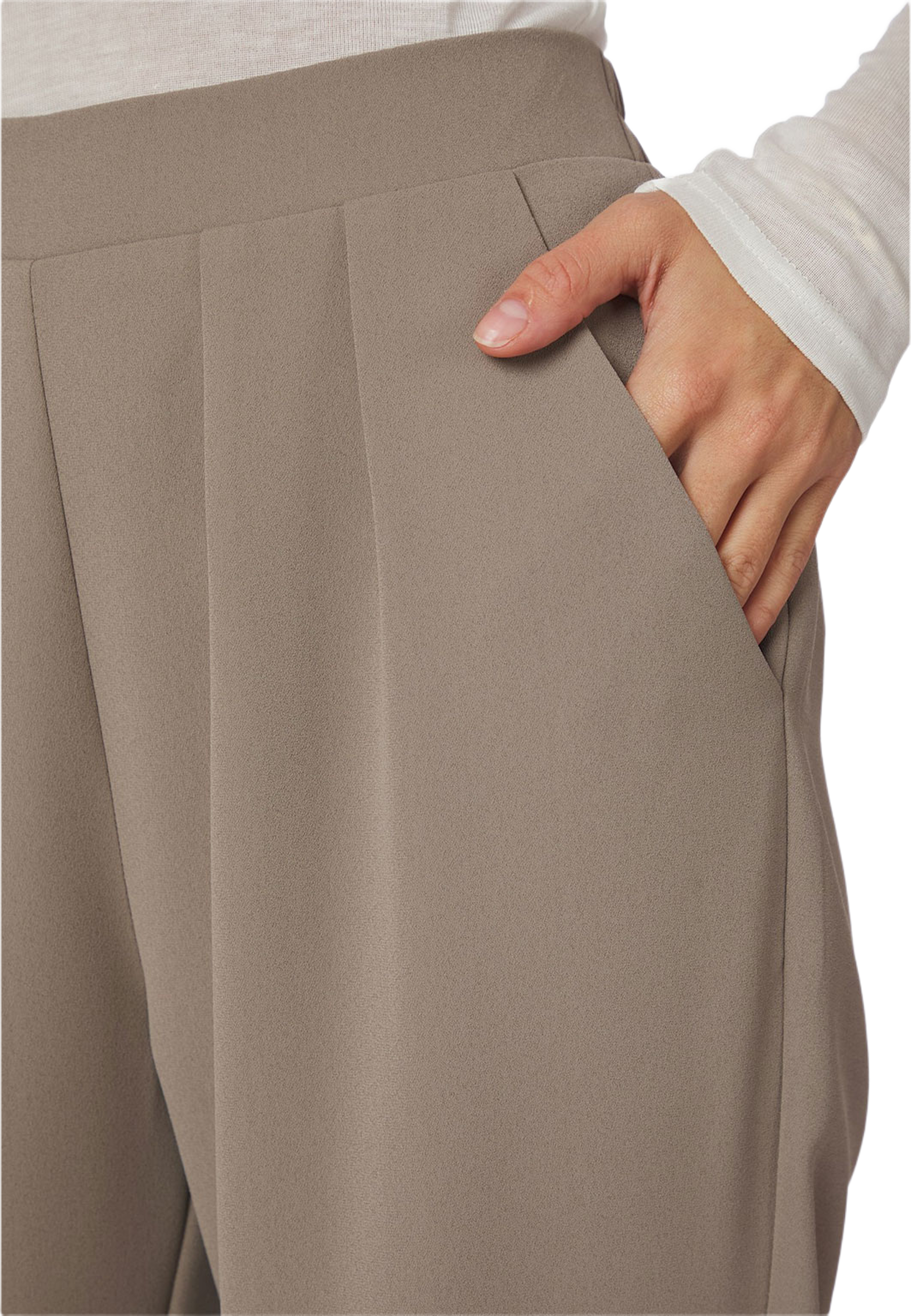 Lunet Crepe Pants, från Neo Noir, i färgen Taupe. Klicka för att öppna bilden i stort format